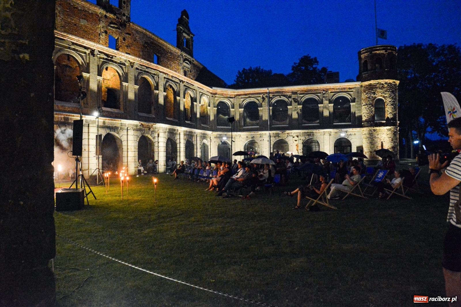 Zdjęcie w galerii na portalu naszraciborz.pl: Od nocy do nocy. Joanna Aleksandrowicz zaśpiewała przy ruinach zamku w Tworkowie [FOTO i WIDEO] wiadomości z regionu
