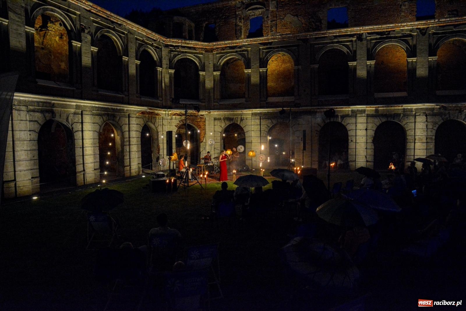 Zdjęcie w galerii na portalu naszraciborz.pl: Od nocy do nocy. Joanna Aleksandrowicz zaśpiewała przy ruinach zamku w Tworkowie [FOTO i WIDEO] wiadomości z regionu