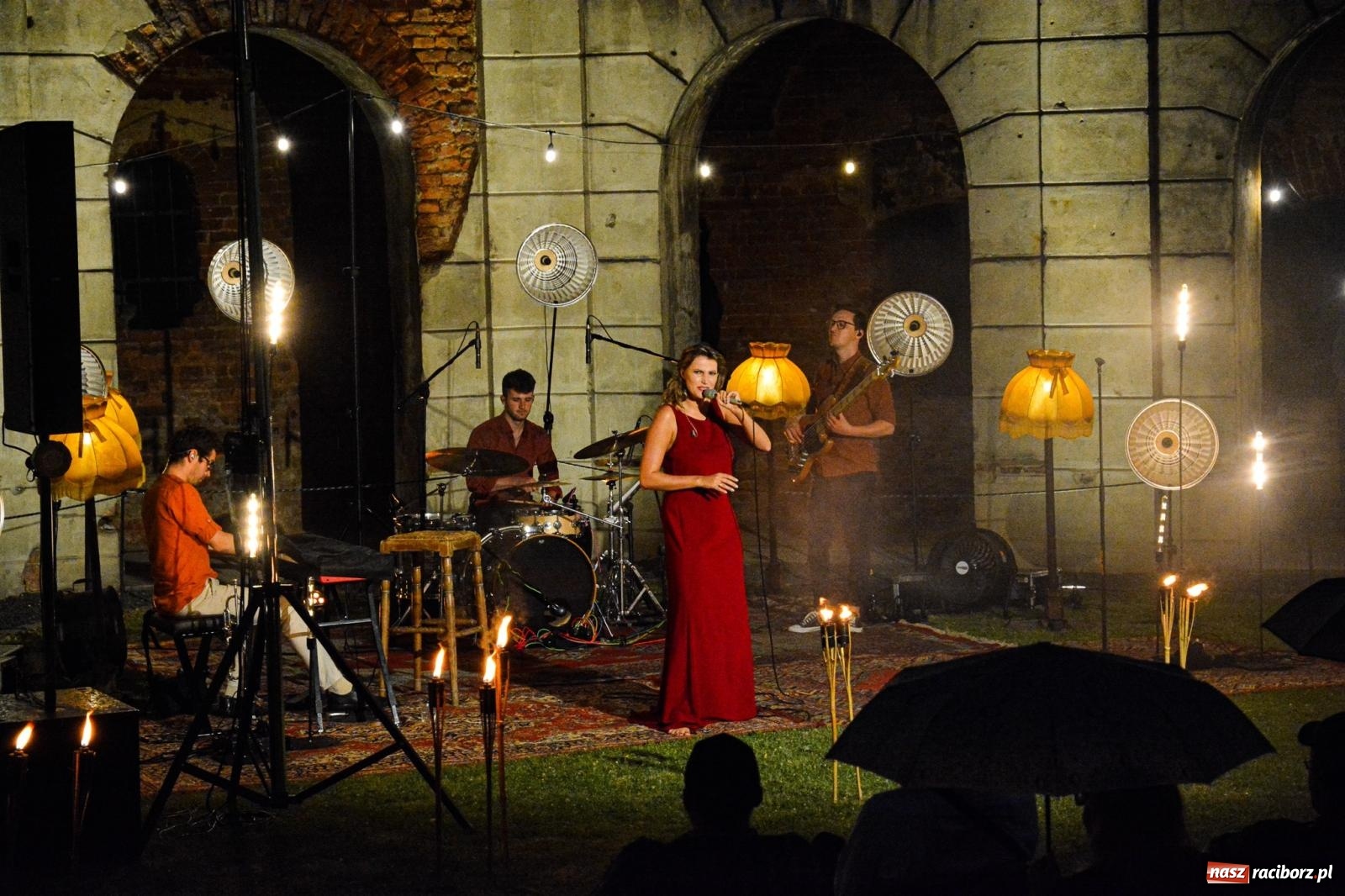 Zdjęcie w galerii na portalu naszraciborz.pl: Od nocy do nocy. Joanna Aleksandrowicz zaśpiewała przy ruinach zamku w Tworkowie [FOTO i WIDEO] wiadomości z regionu
