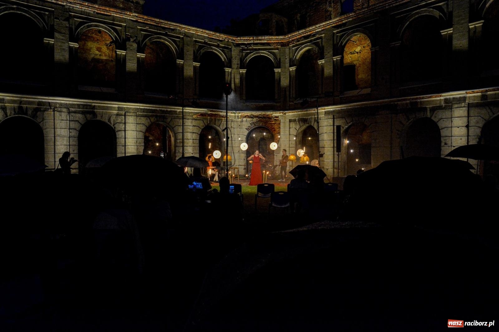 Zdjęcie w galerii na portalu naszraciborz.pl: Od nocy do nocy. Joanna Aleksandrowicz zaśpiewała przy ruinach zamku w Tworkowie [FOTO i WIDEO] wiadomości z regionu