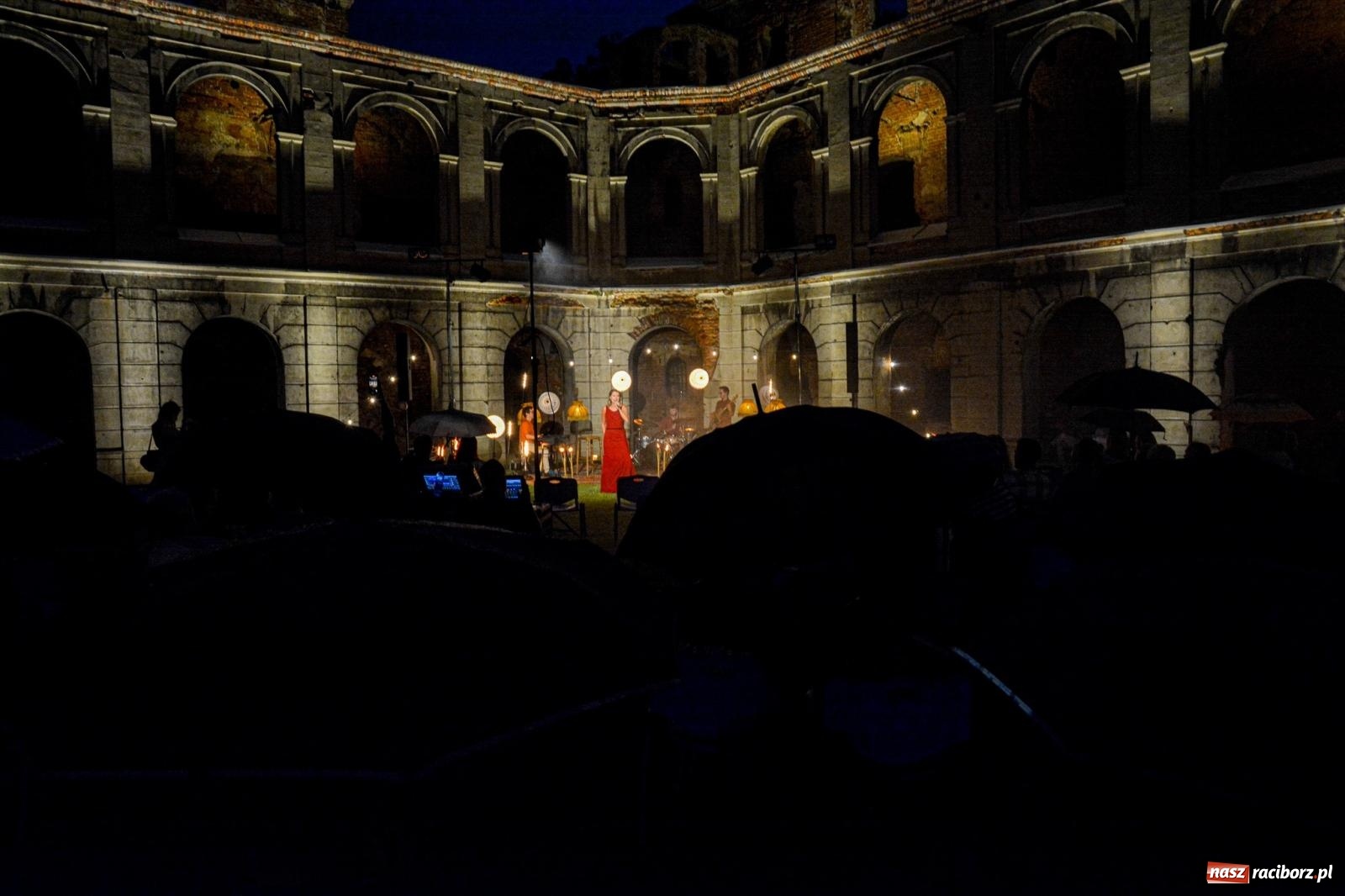 Zdjęcie w galerii na portalu naszraciborz.pl: Od nocy do nocy. Joanna Aleksandrowicz zaśpiewała przy ruinach zamku w Tworkowie [FOTO i WIDEO] wiadomości z regionu