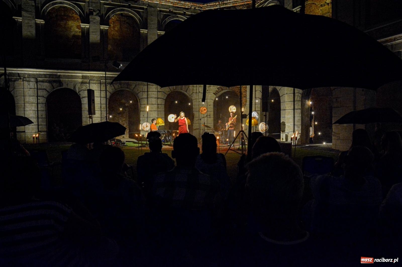 Zdjęcie w galerii na portalu naszraciborz.pl: Od nocy do nocy. Joanna Aleksandrowicz zaśpiewała przy ruinach zamku w Tworkowie [FOTO i WIDEO] wiadomości z regionu