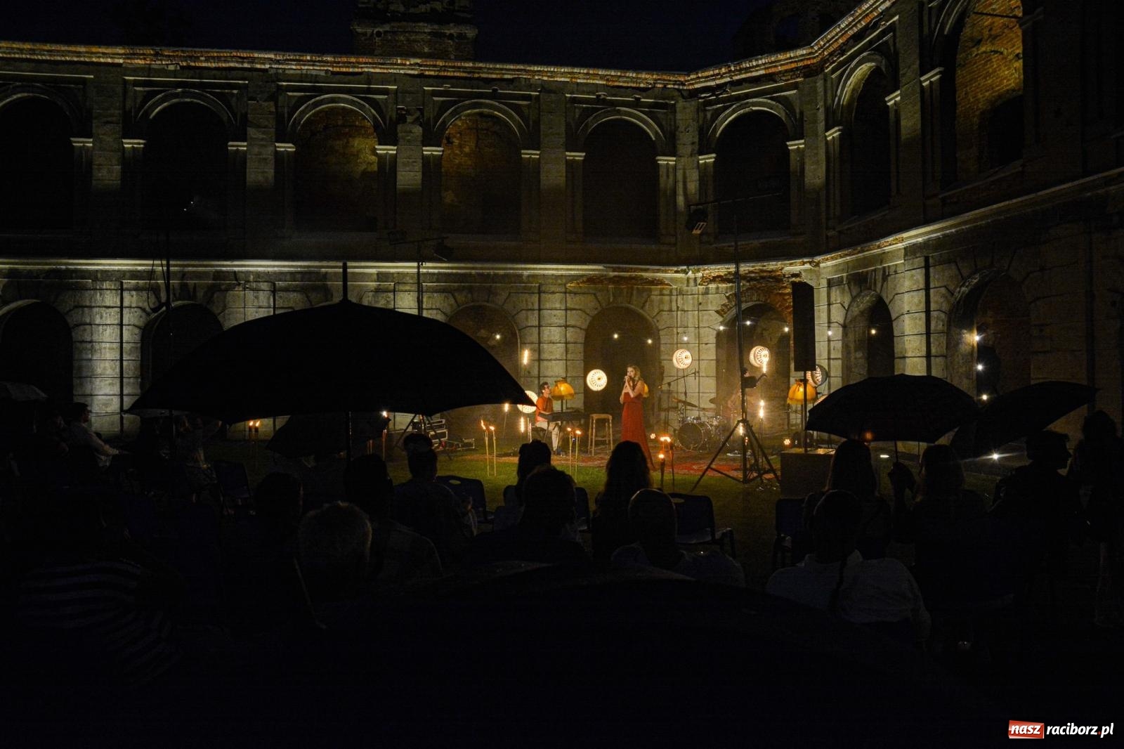 Zdjęcie w galerii na portalu naszraciborz.pl: Od nocy do nocy. Joanna Aleksandrowicz zaśpiewała przy ruinach zamku w Tworkowie [FOTO i WIDEO] wiadomości z regionu