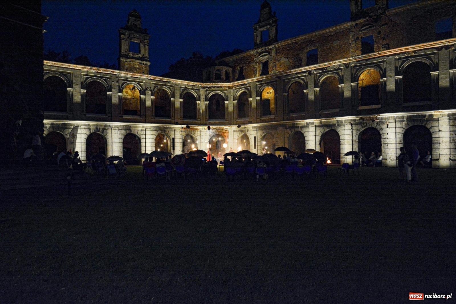 Zdjęcie w galerii na portalu naszraciborz.pl: Od nocy do nocy. Joanna Aleksandrowicz zaśpiewała przy ruinach zamku w Tworkowie [FOTO i WIDEO] wiadomości z regionu
