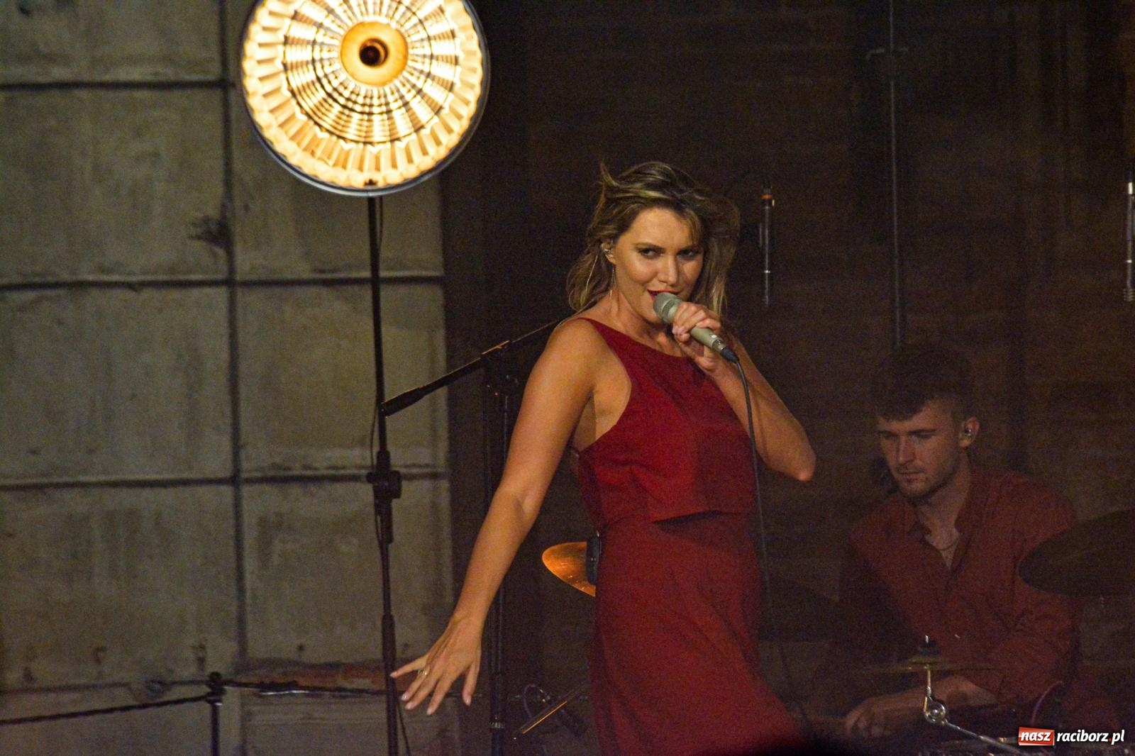 Zdjęcie w galerii na portalu naszraciborz.pl: Od nocy do nocy. Joanna Aleksandrowicz zaśpiewała przy ruinach zamku w Tworkowie [FOTO i WIDEO] wiadomości z regionu