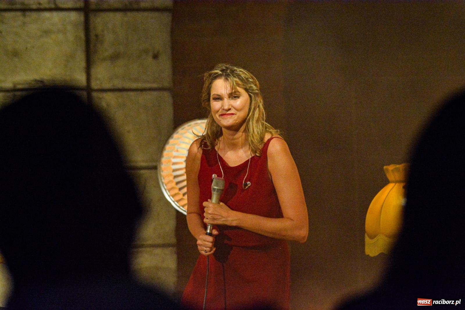 Zdjęcie w galerii na portalu naszraciborz.pl: Od nocy do nocy. Joanna Aleksandrowicz zaśpiewała przy ruinach zamku w Tworkowie [FOTO i WIDEO] wiadomości z regionu