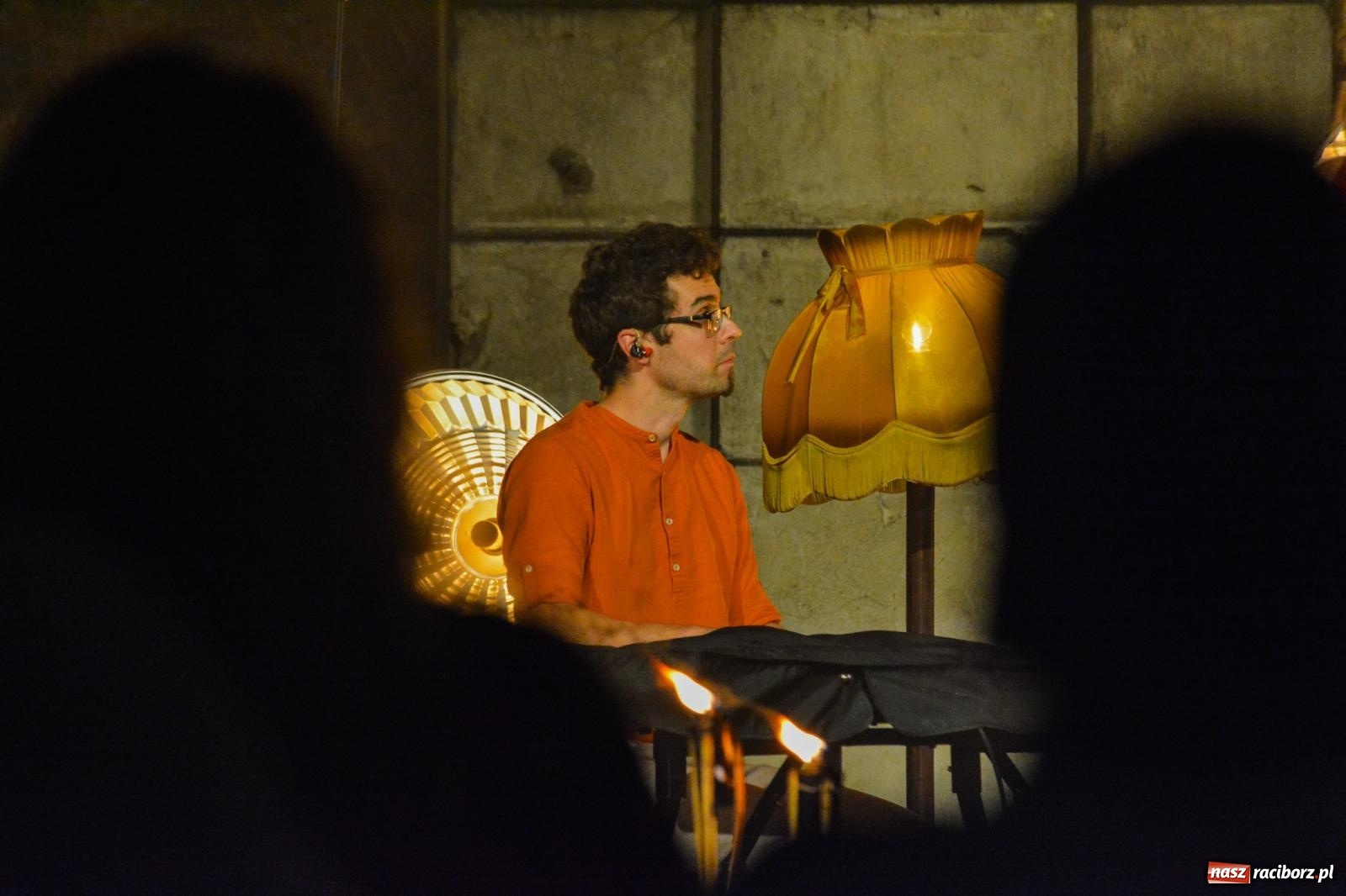 Zdjęcie w galerii na portalu naszraciborz.pl: Od nocy do nocy. Joanna Aleksandrowicz zaśpiewała przy ruinach zamku w Tworkowie [FOTO i WIDEO] wiadomości z regionu