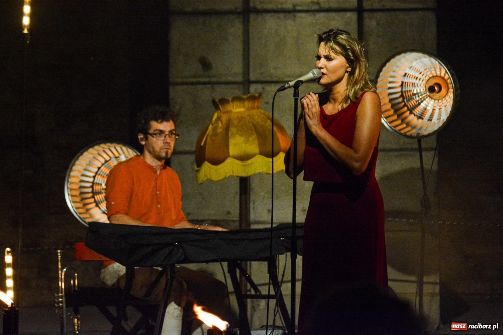 Zdjęcie w galerii na portalu naszraciborz.pl: Od nocy do nocy. Joanna Aleksandrowicz zaśpiewała przy ruinach zamku w Tworkowie [FOTO i WIDEO] wiadomości z regionu