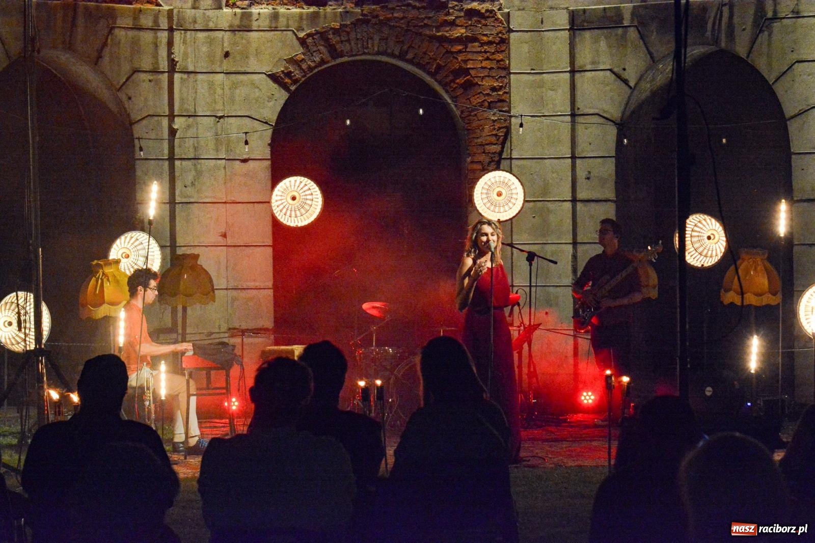 Zdjęcie w galerii na portalu naszraciborz.pl: Od nocy do nocy. Joanna Aleksandrowicz zaśpiewała przy ruinach zamku w Tworkowie [FOTO i WIDEO] wiadomości z regionu