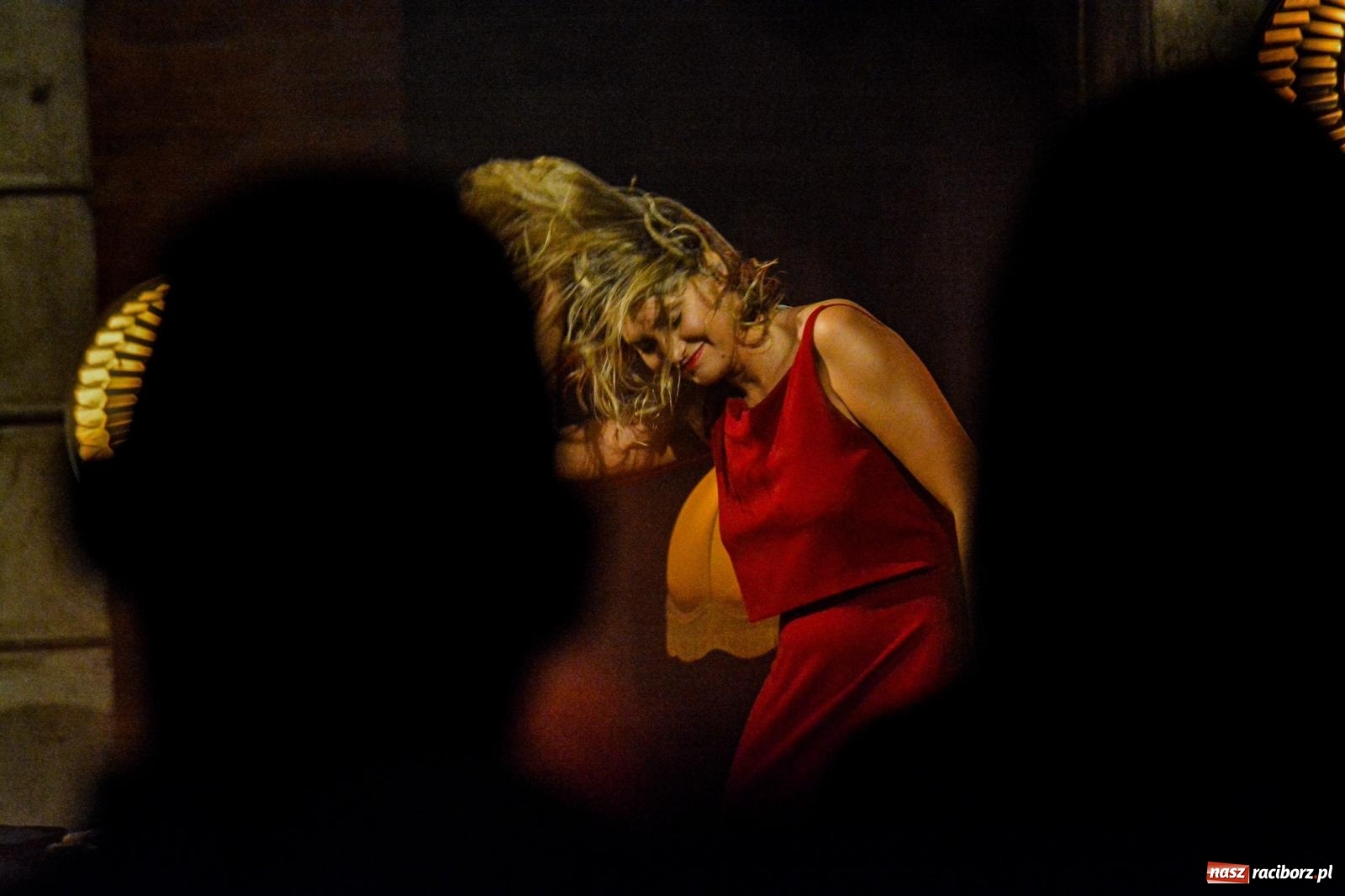 Zdjęcie w galerii na portalu naszraciborz.pl: Od nocy do nocy. Joanna Aleksandrowicz zaśpiewała przy ruinach zamku w Tworkowie [FOTO i WIDEO] wiadomości z regionu