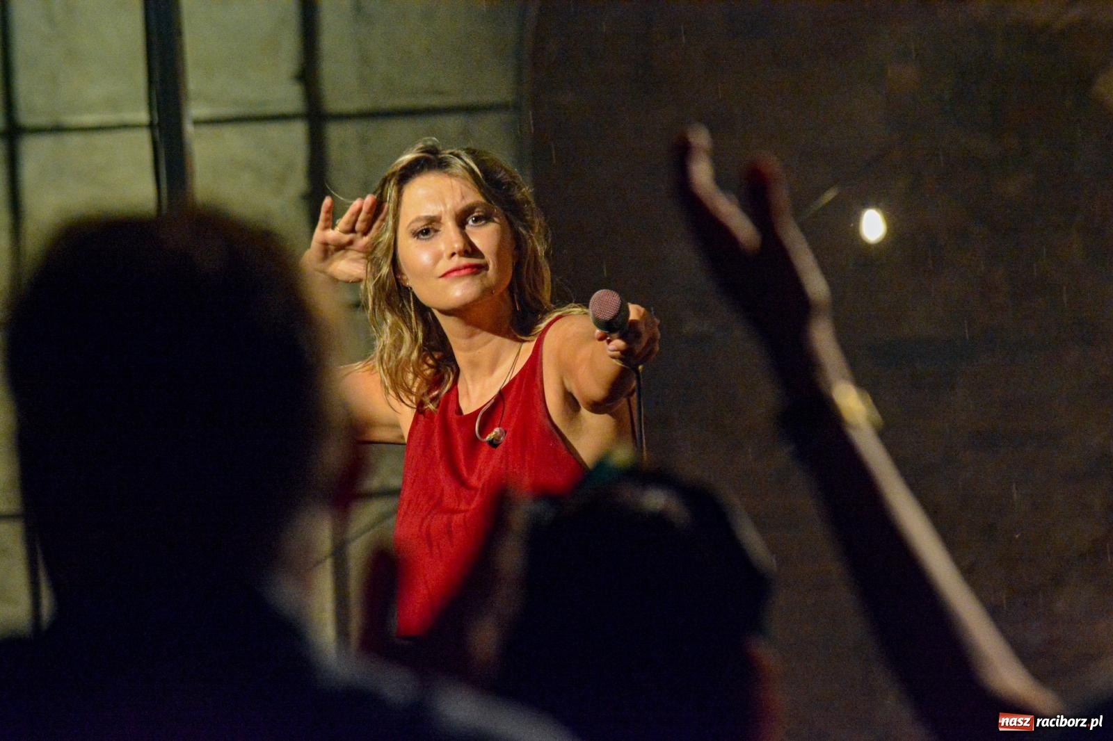 Zdjęcie w galerii na portalu naszraciborz.pl: Od nocy do nocy. Joanna Aleksandrowicz zaśpiewała przy ruinach zamku w Tworkowie [FOTO i WIDEO] wiadomości z regionu