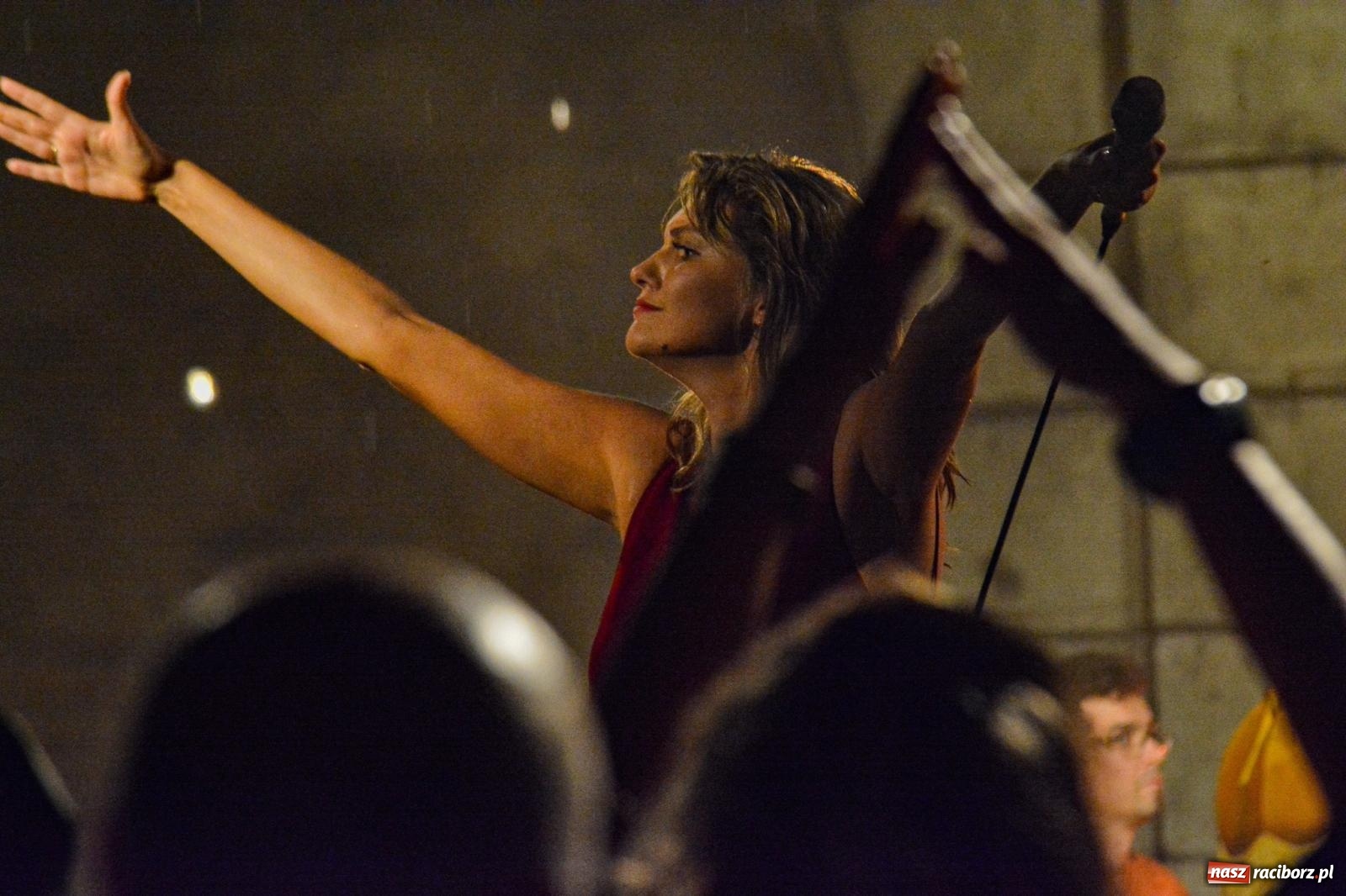 Zdjęcie w galerii na portalu naszraciborz.pl: Od nocy do nocy. Joanna Aleksandrowicz zaśpiewała przy ruinach zamku w Tworkowie [FOTO i WIDEO] wiadomości z regionu