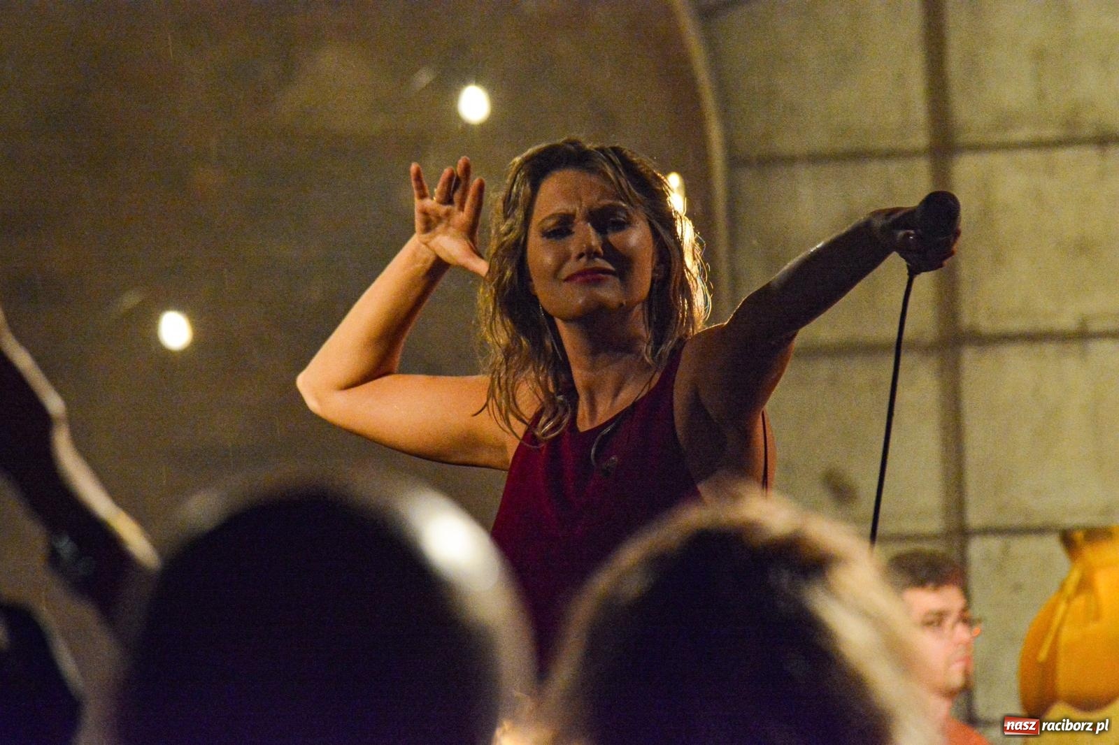 Zdjęcie w galerii na portalu naszraciborz.pl: Od nocy do nocy. Joanna Aleksandrowicz zaśpiewała przy ruinach zamku w Tworkowie [FOTO i WIDEO] wiadomości z regionu