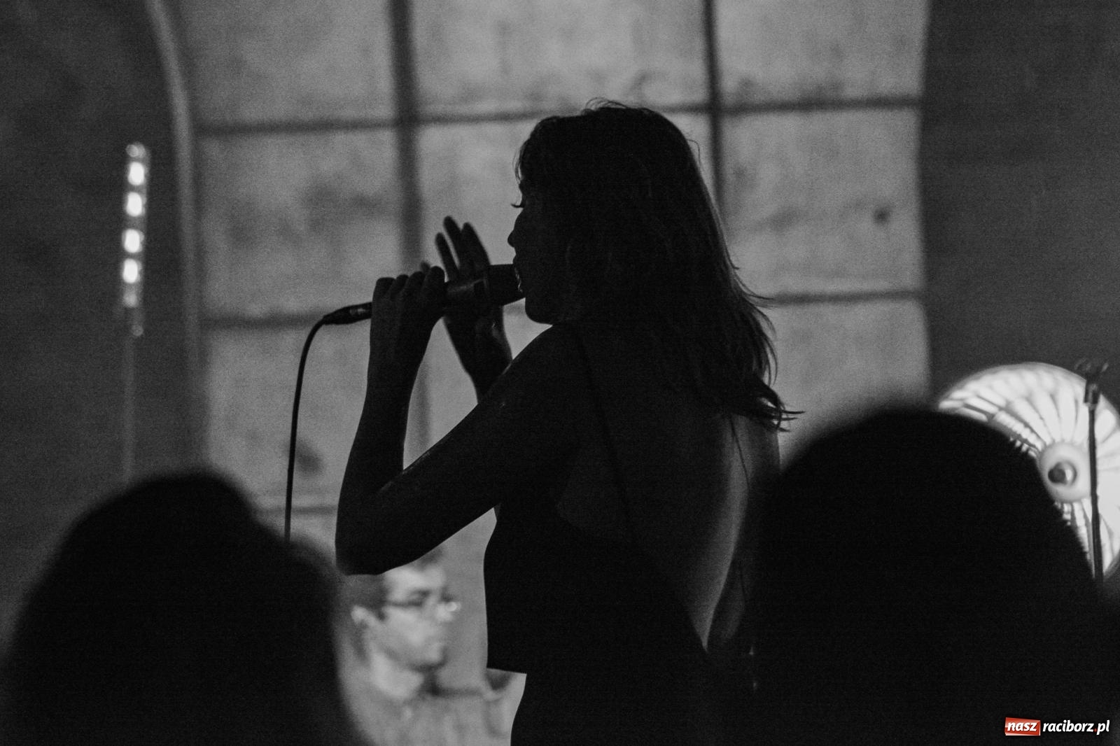 Zdjęcie w galerii na portalu naszraciborz.pl: Od nocy do nocy. Joanna Aleksandrowicz zaśpiewała przy ruinach zamku w Tworkowie [FOTO i WIDEO] wiadomości z regionu