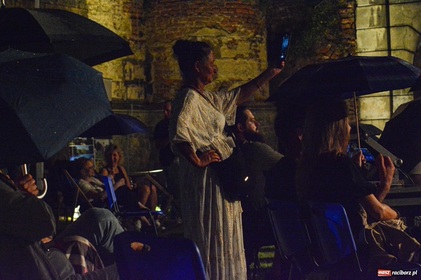 Zdjęcie w galerii na portalu naszraciborz.pl: Od nocy do nocy. Joanna Aleksandrowicz zaśpiewała przy ruinach zamku w Tworkowie [FOTO i WIDEO] wiadomości z regionu