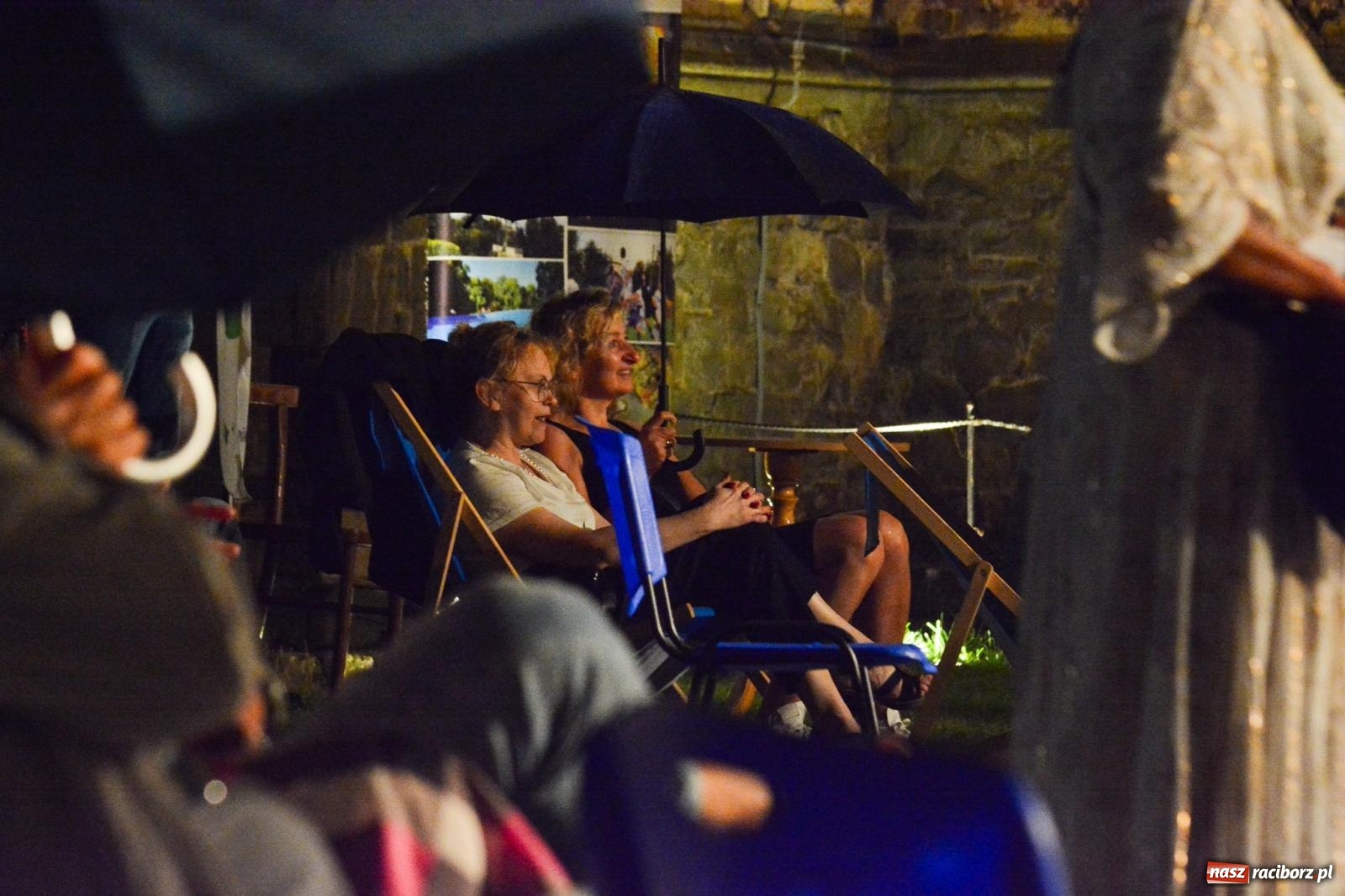 Zdjęcie w galerii na portalu naszraciborz.pl: Od nocy do nocy. Joanna Aleksandrowicz zaśpiewała przy ruinach zamku w Tworkowie [FOTO i WIDEO] wiadomości z regionu