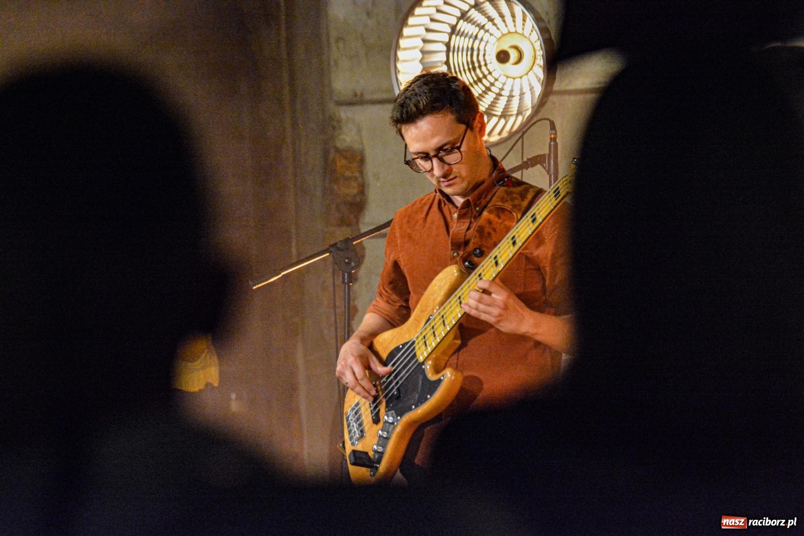 Zdjęcie w galerii na portalu naszraciborz.pl: Od nocy do nocy. Joanna Aleksandrowicz zaśpiewała przy ruinach zamku w Tworkowie [FOTO i WIDEO] wiadomości z regionu