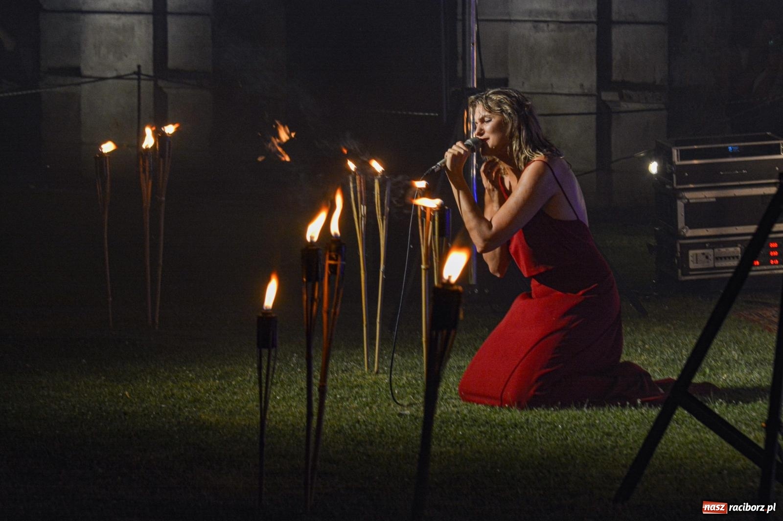 Zdjęcie w galerii na portalu naszraciborz.pl: Od nocy do nocy. Joanna Aleksandrowicz zaśpiewała przy ruinach zamku w Tworkowie [FOTO i WIDEO] wiadomości z regionu
