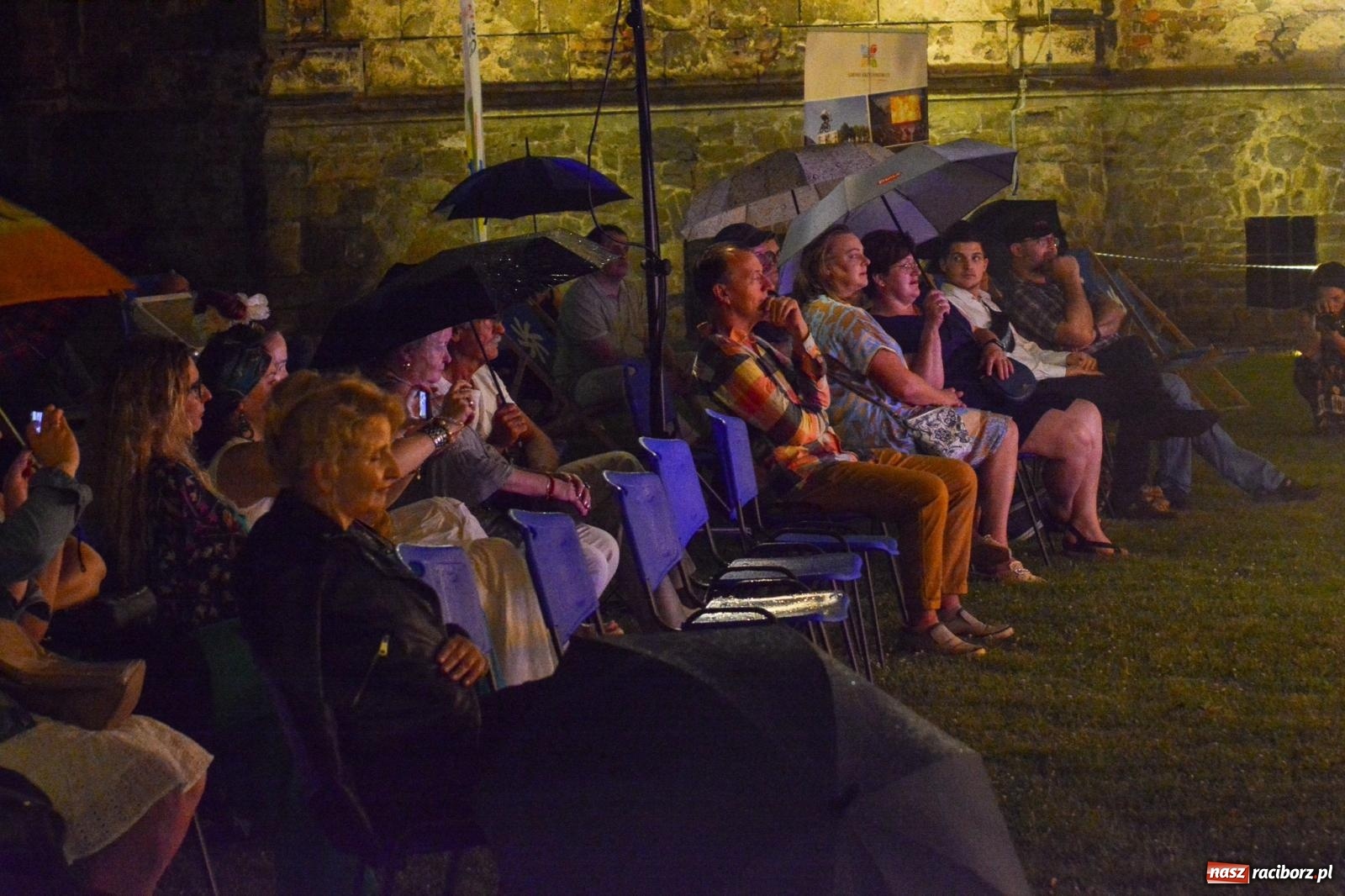 Zdjęcie w galerii na portalu naszraciborz.pl: Od nocy do nocy. Joanna Aleksandrowicz zaśpiewała przy ruinach zamku w Tworkowie [FOTO i WIDEO] wiadomości z regionu