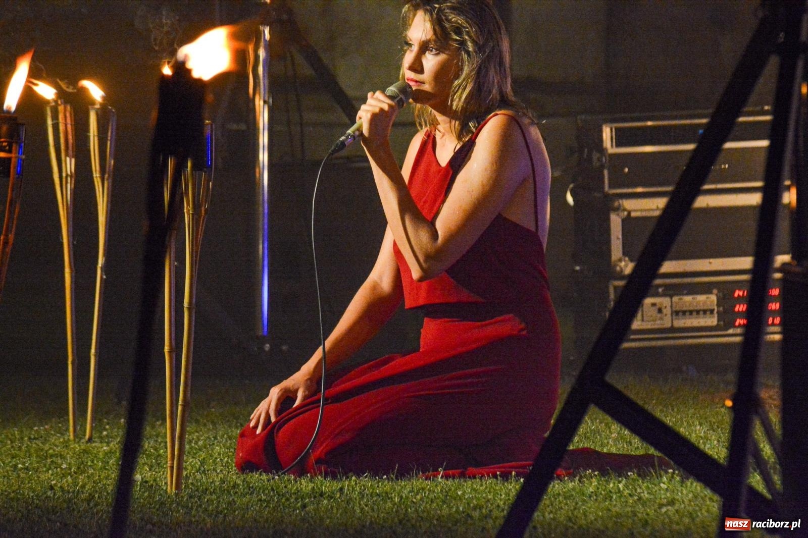 Zdjęcie w galerii na portalu naszraciborz.pl: Od nocy do nocy. Joanna Aleksandrowicz zaśpiewała przy ruinach zamku w Tworkowie [FOTO i WIDEO] wiadomości z regionu