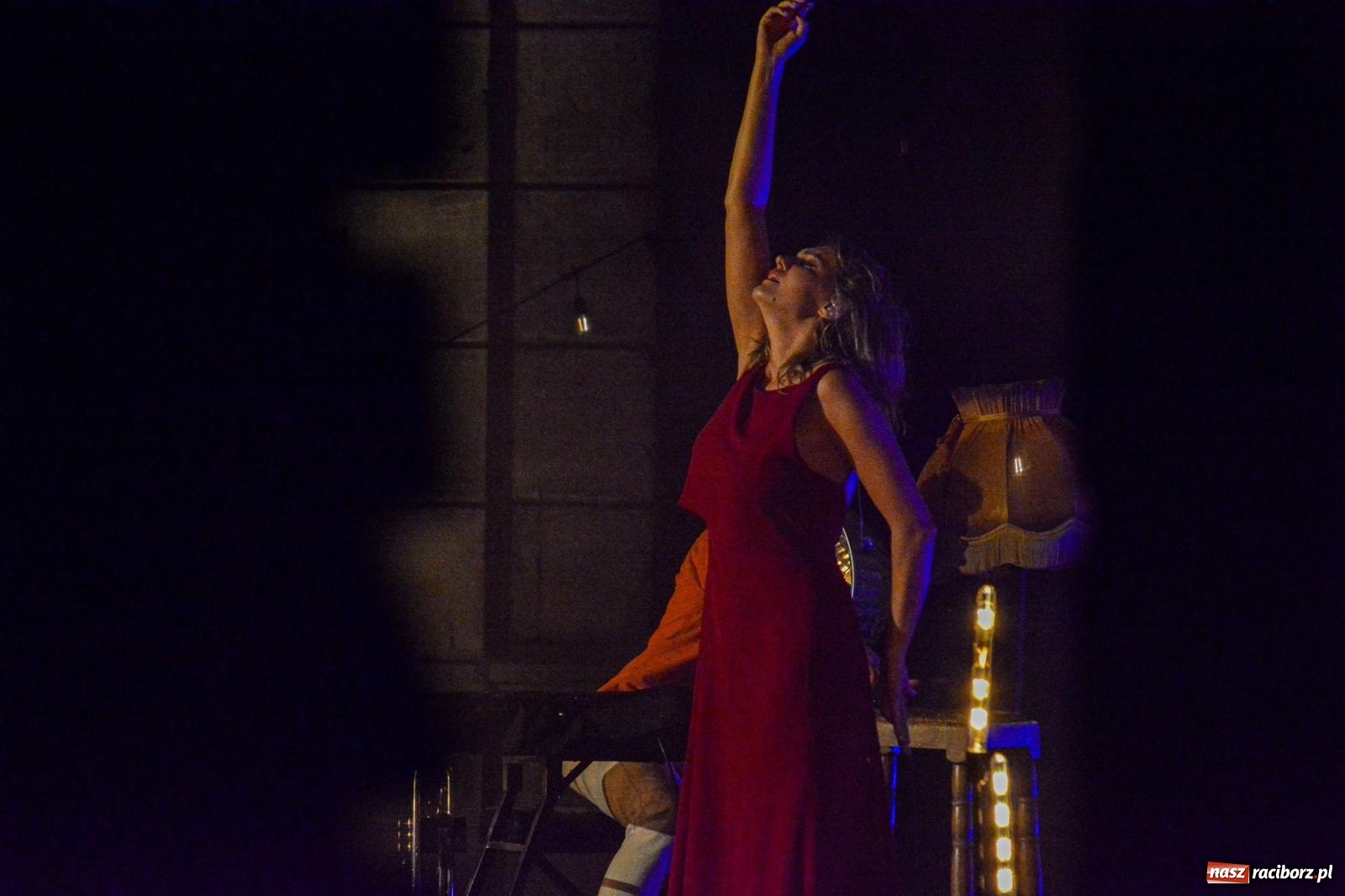 Zdjęcie w galerii na portalu naszraciborz.pl: Od nocy do nocy. Joanna Aleksandrowicz zaśpiewała przy ruinach zamku w Tworkowie [FOTO i WIDEO] wiadomości z regionu