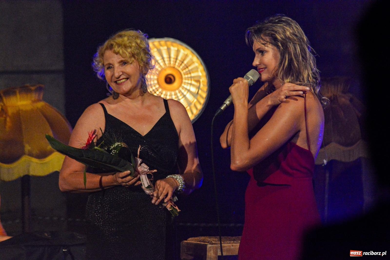 Zdjęcie w galerii na portalu naszraciborz.pl: Od nocy do nocy. Joanna Aleksandrowicz zaśpiewała przy ruinach zamku w Tworkowie [FOTO i WIDEO] wiadomości z regionu