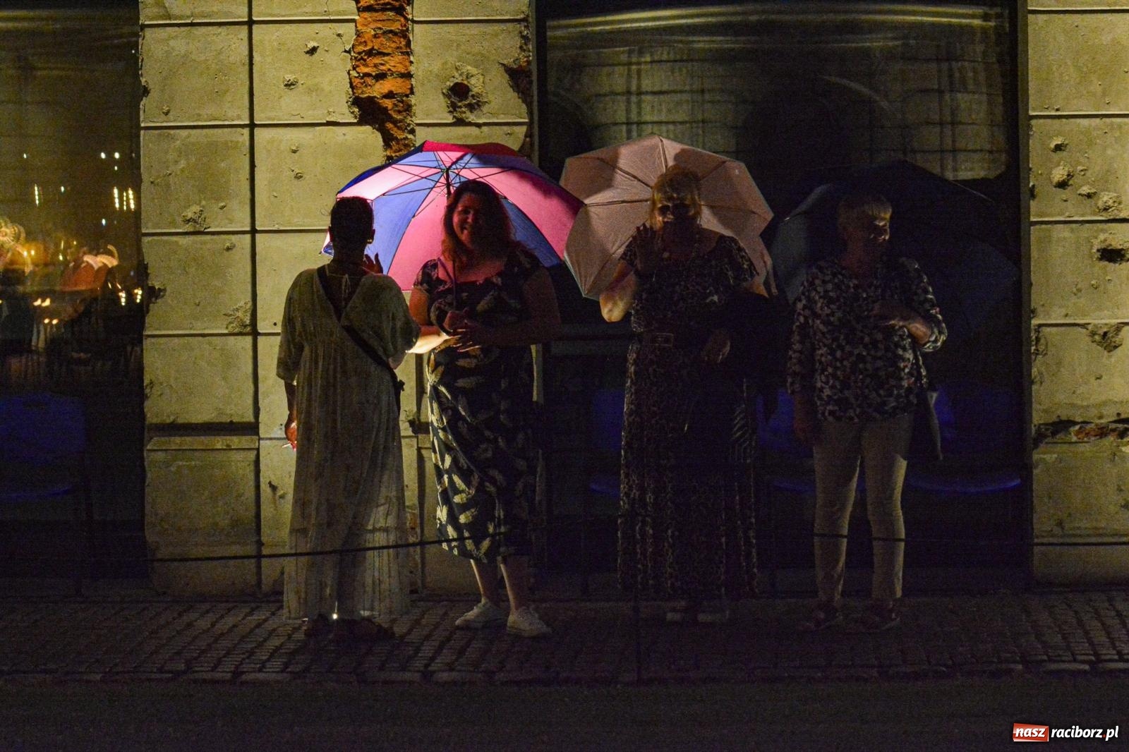Zdjęcie w galerii na portalu naszraciborz.pl: Od nocy do nocy. Joanna Aleksandrowicz zaśpiewała przy ruinach zamku w Tworkowie [FOTO i WIDEO] wiadomości z regionu