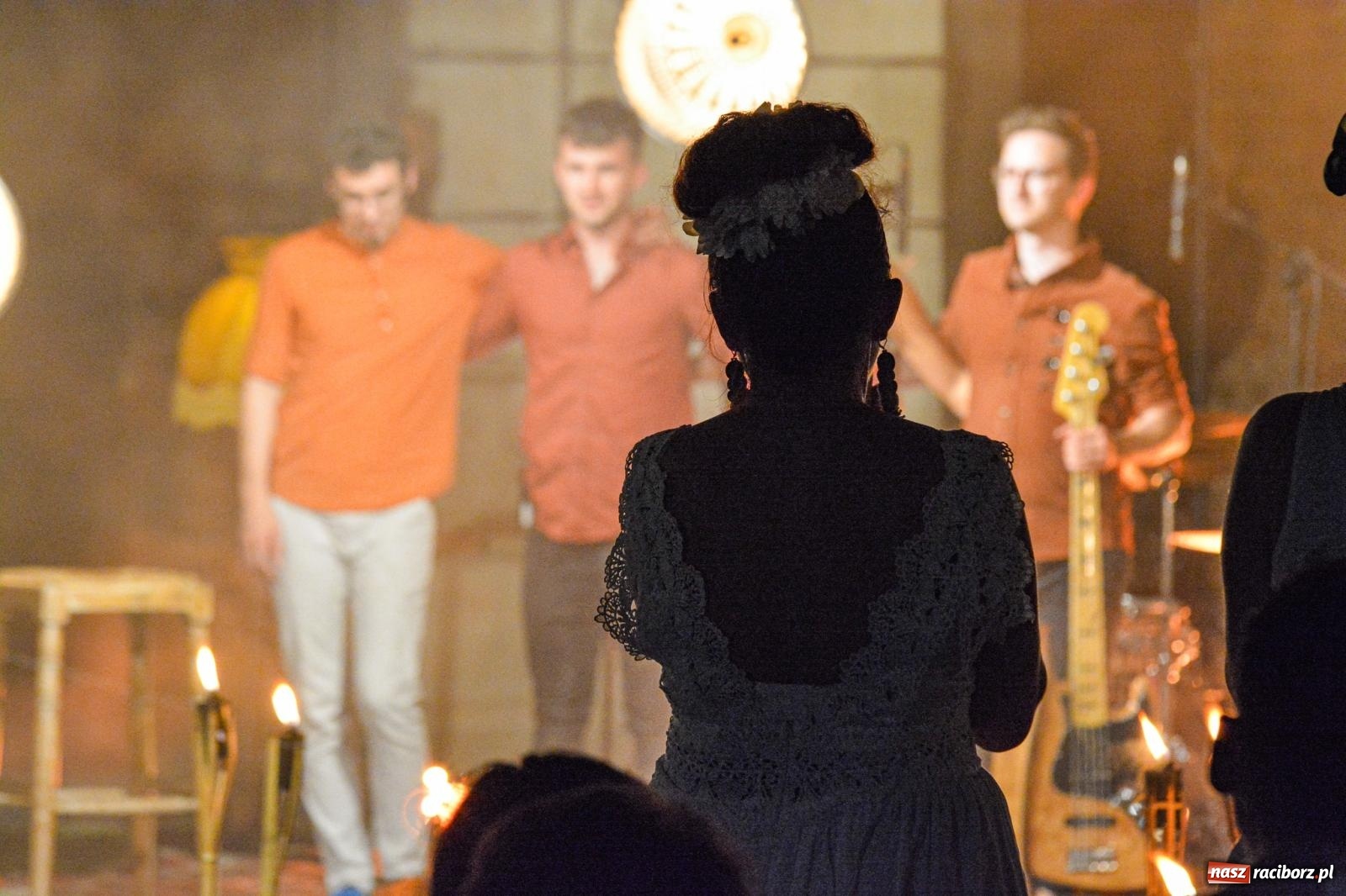 Zdjęcie w galerii na portalu naszraciborz.pl: Od nocy do nocy. Joanna Aleksandrowicz zaśpiewała przy ruinach zamku w Tworkowie [FOTO i WIDEO] wiadomości z regionu