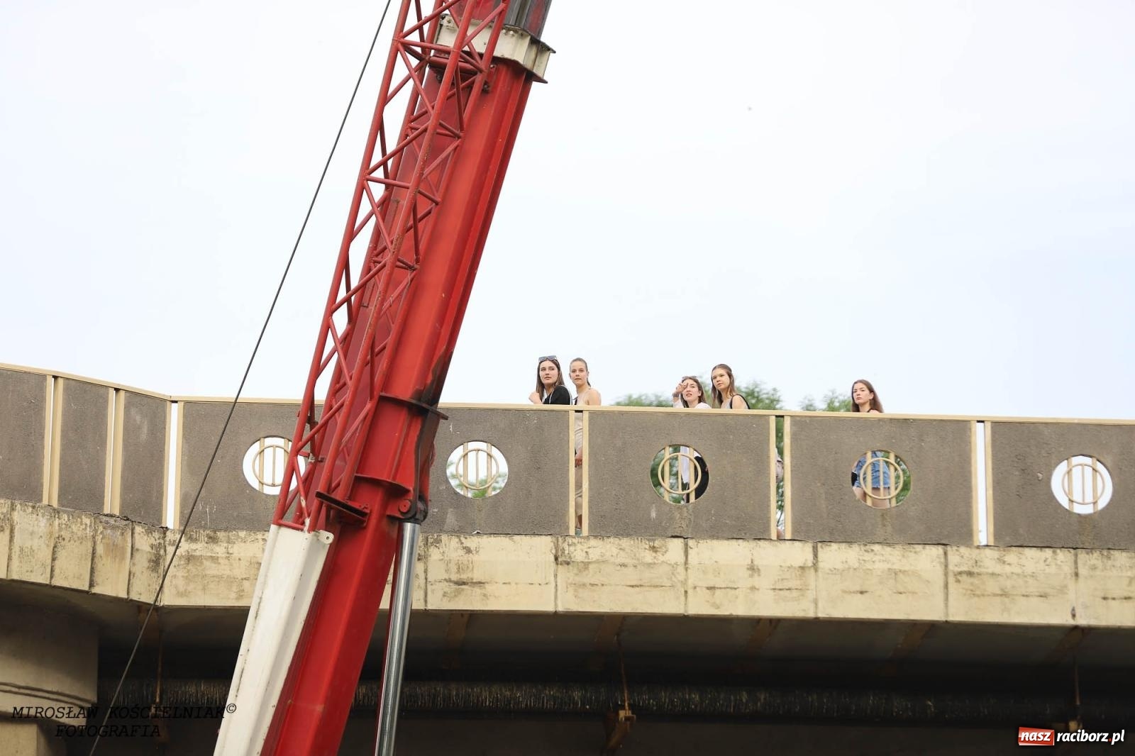 Zdjęcie w galerii na portalu naszraciborz.pl: W piątek na Odrze w Raciborzu zwodowano pierwsze jednostki wiadomości z regionu