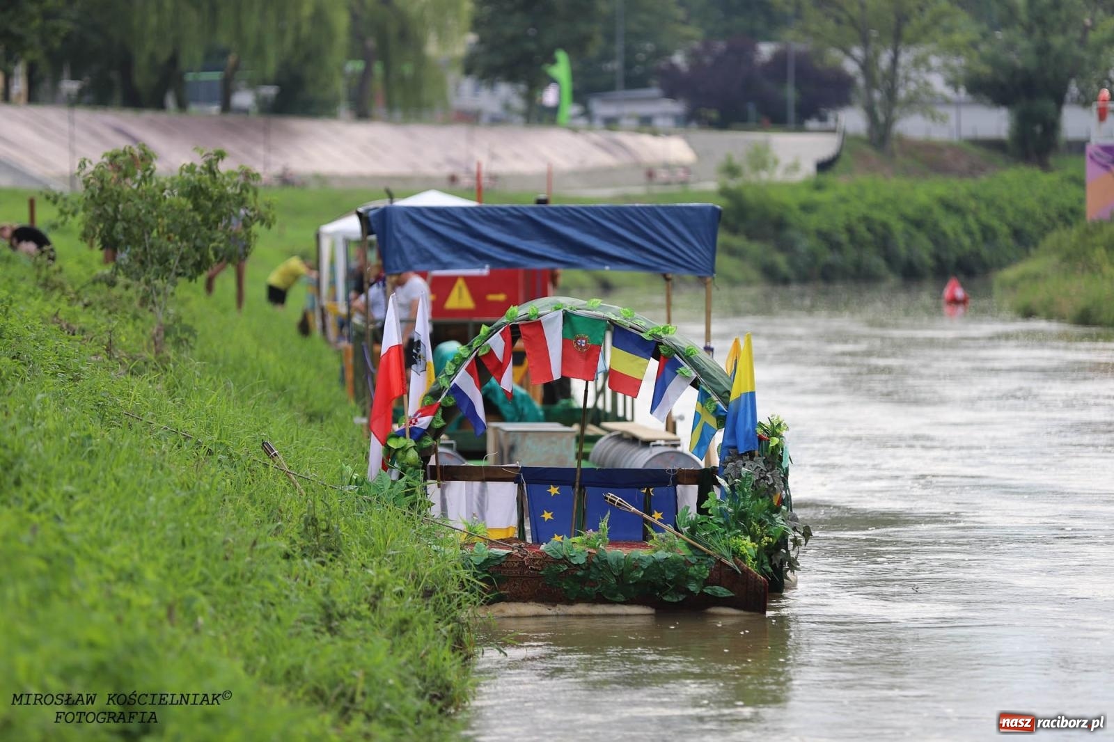 Zdjęcie w galerii na portalu naszraciborz.pl: W piątek na Odrze w Raciborzu zwodowano pierwsze jednostki wiadomości z regionu