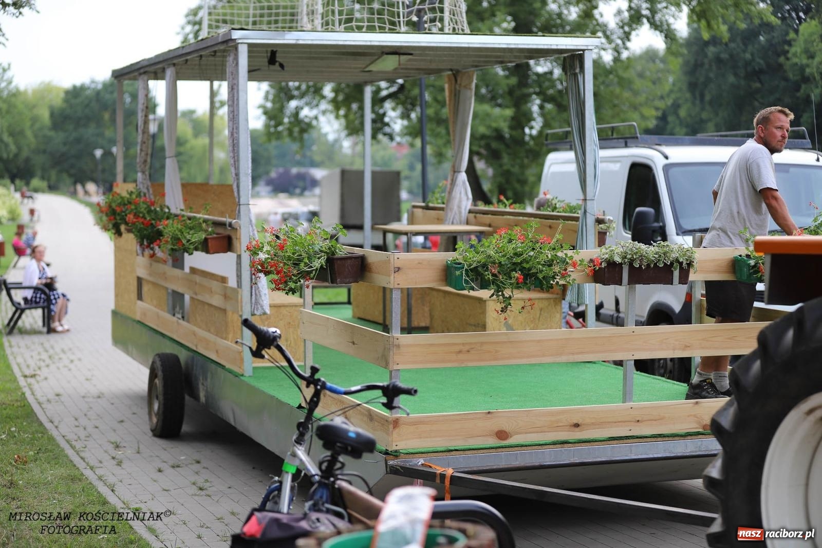 Zdjęcie w galerii na portalu naszraciborz.pl: W piątek na Odrze w Raciborzu zwodowano pierwsze jednostki wiadomości z regionu