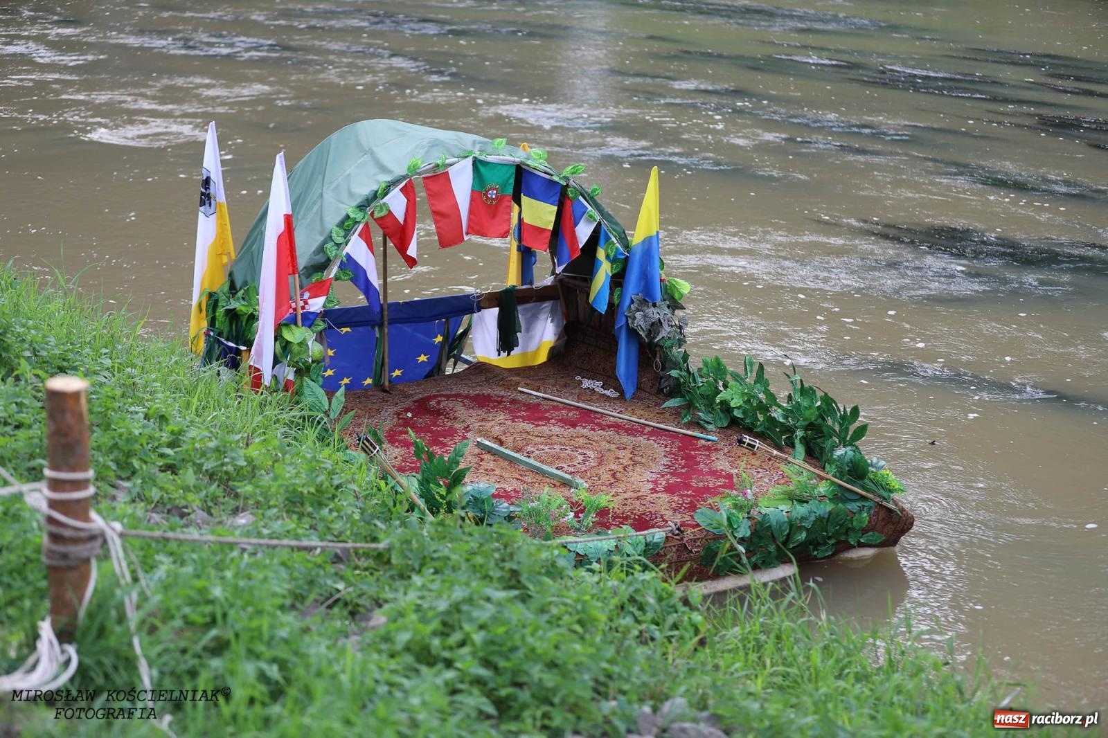 Zdjęcie w galerii na portalu naszraciborz.pl: W piątek na Odrze w Raciborzu zwodowano pierwsze jednostki wiadomości z regionu