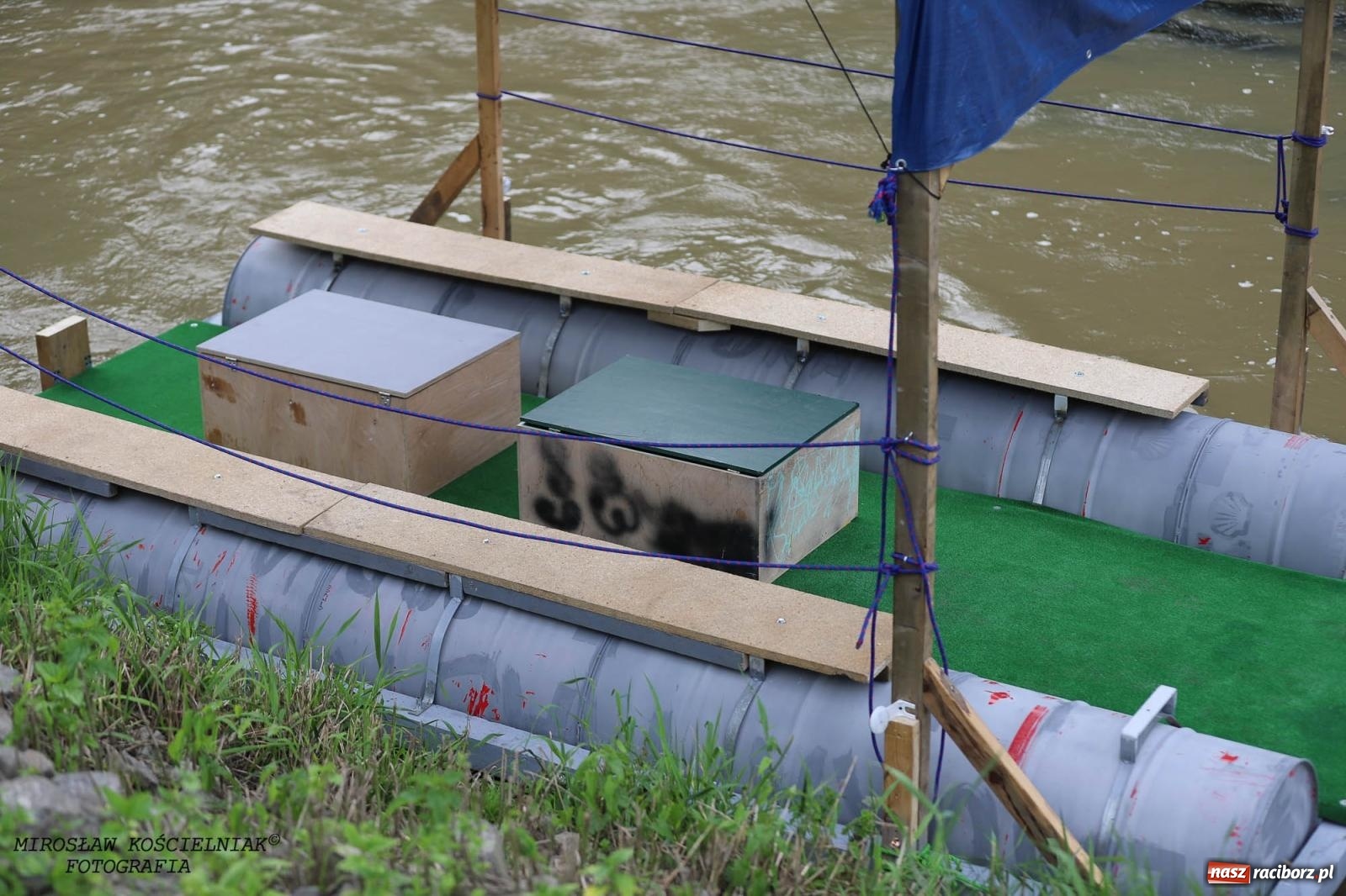 Zdjęcie w galerii na portalu naszraciborz.pl: W piątek na Odrze w Raciborzu zwodowano pierwsze jednostki wiadomości z regionu
