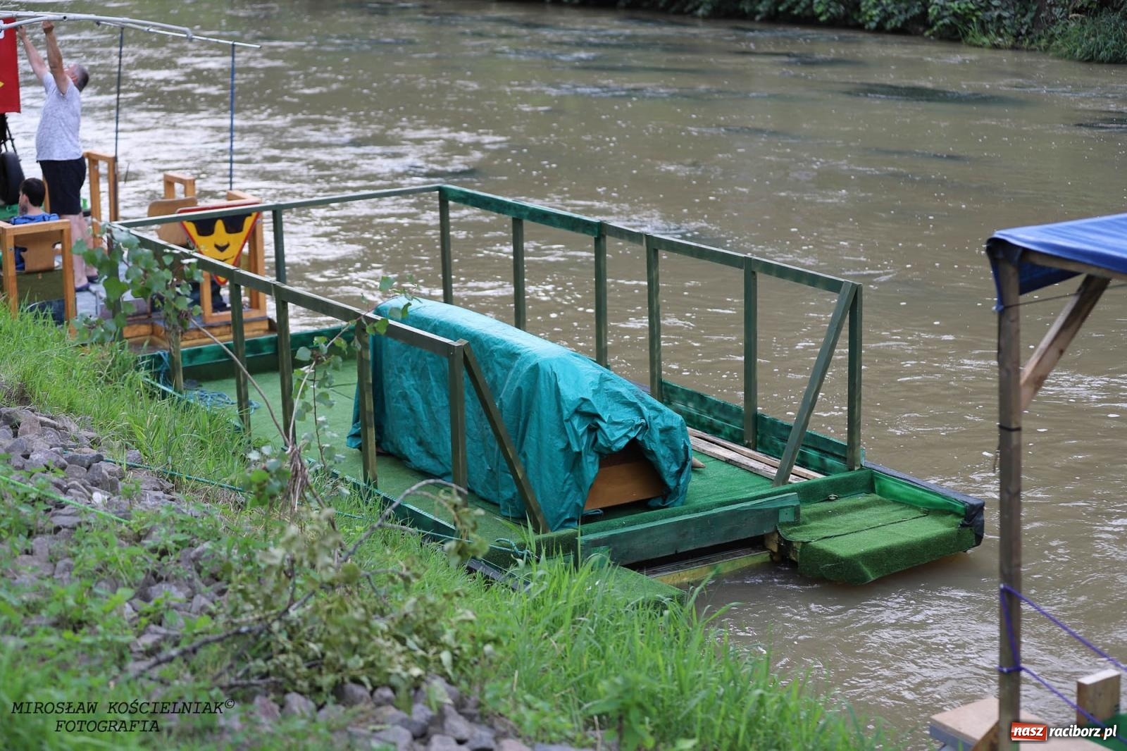 Zdjęcie w galerii na portalu naszraciborz.pl: W piątek na Odrze w Raciborzu zwodowano pierwsze jednostki wiadomości z regionu