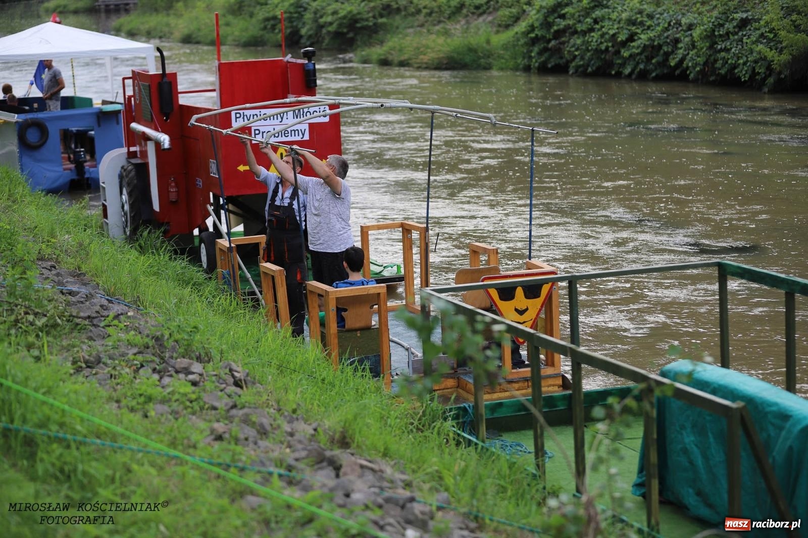 Zdjęcie w galerii na portalu naszraciborz.pl: W piątek na Odrze w Raciborzu zwodowano pierwsze jednostki wiadomości z regionu