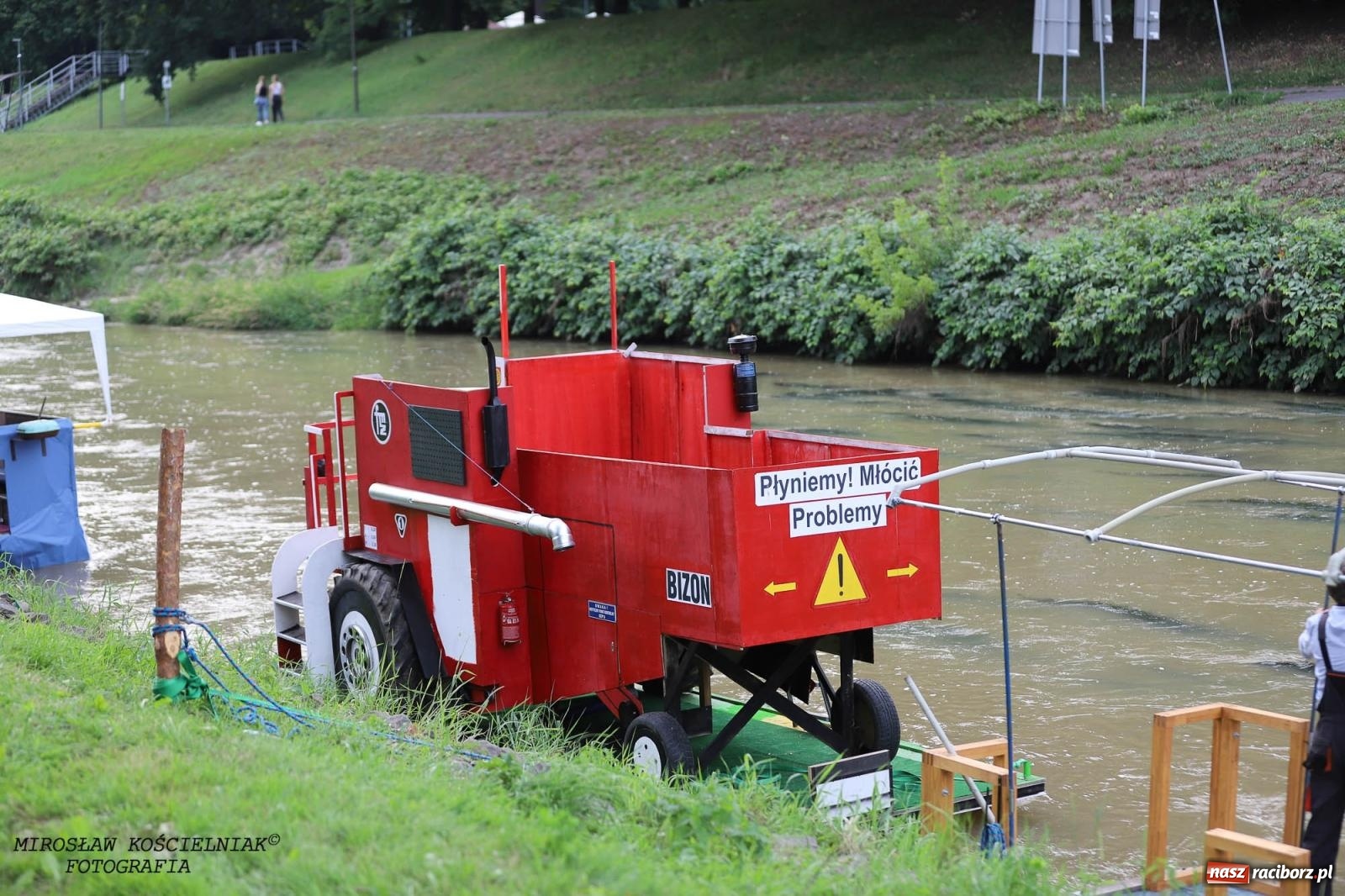 Zdjęcie w galerii na portalu naszraciborz.pl: W piątek na Odrze w Raciborzu zwodowano pierwsze jednostki wiadomości z regionu