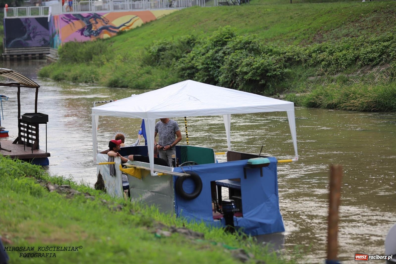 Zdjęcie w galerii na portalu naszraciborz.pl: W piątek na Odrze w Raciborzu zwodowano pierwsze jednostki wiadomości z regionu