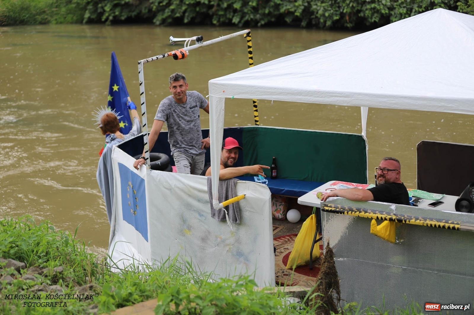 Zdjęcie w galerii na portalu naszraciborz.pl: W piątek na Odrze w Raciborzu zwodowano pierwsze jednostki wiadomości z regionu