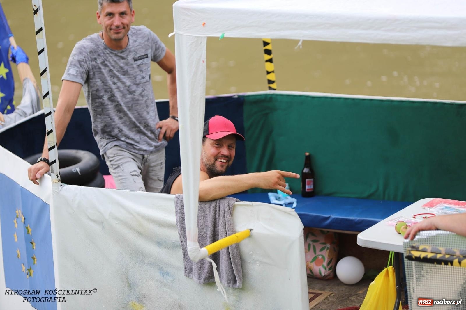 Zdjęcie w galerii na portalu naszraciborz.pl: W piątek na Odrze w Raciborzu zwodowano pierwsze jednostki wiadomości z regionu