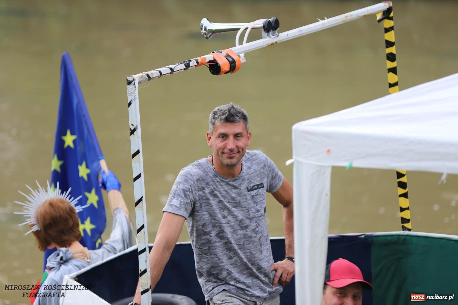 Zdjęcie w galerii na portalu naszraciborz.pl: W piątek na Odrze w Raciborzu zwodowano pierwsze jednostki wiadomości z regionu