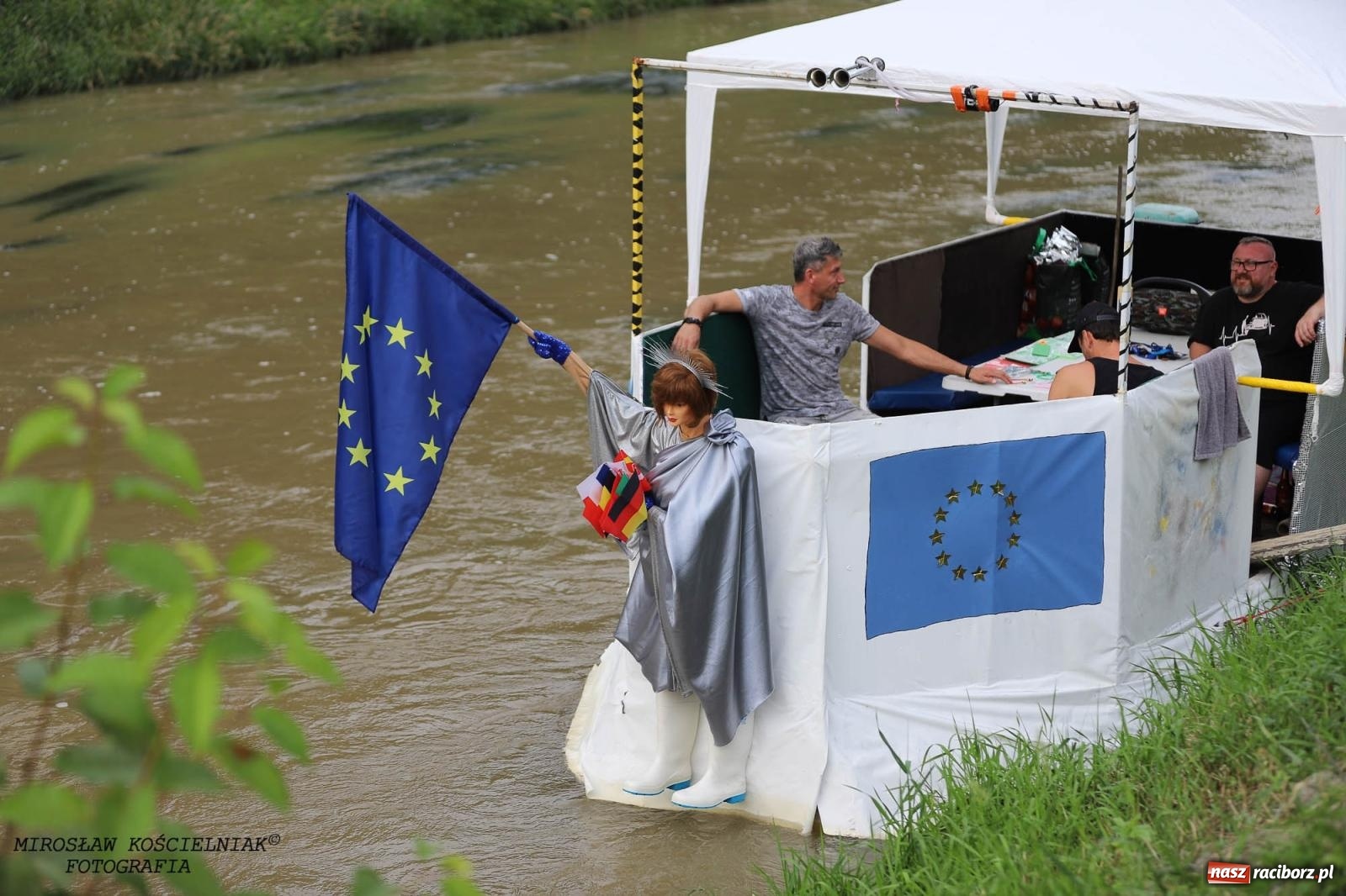 Zdjęcie w galerii na portalu naszraciborz.pl: W piątek na Odrze w Raciborzu zwodowano pierwsze jednostki wiadomości z regionu