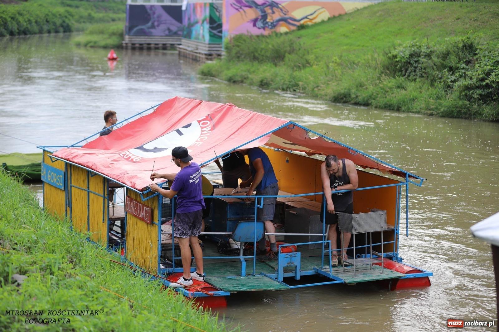Zdjęcie w galerii na portalu naszraciborz.pl: W piątek na Odrze w Raciborzu zwodowano pierwsze jednostki wiadomości z regionu