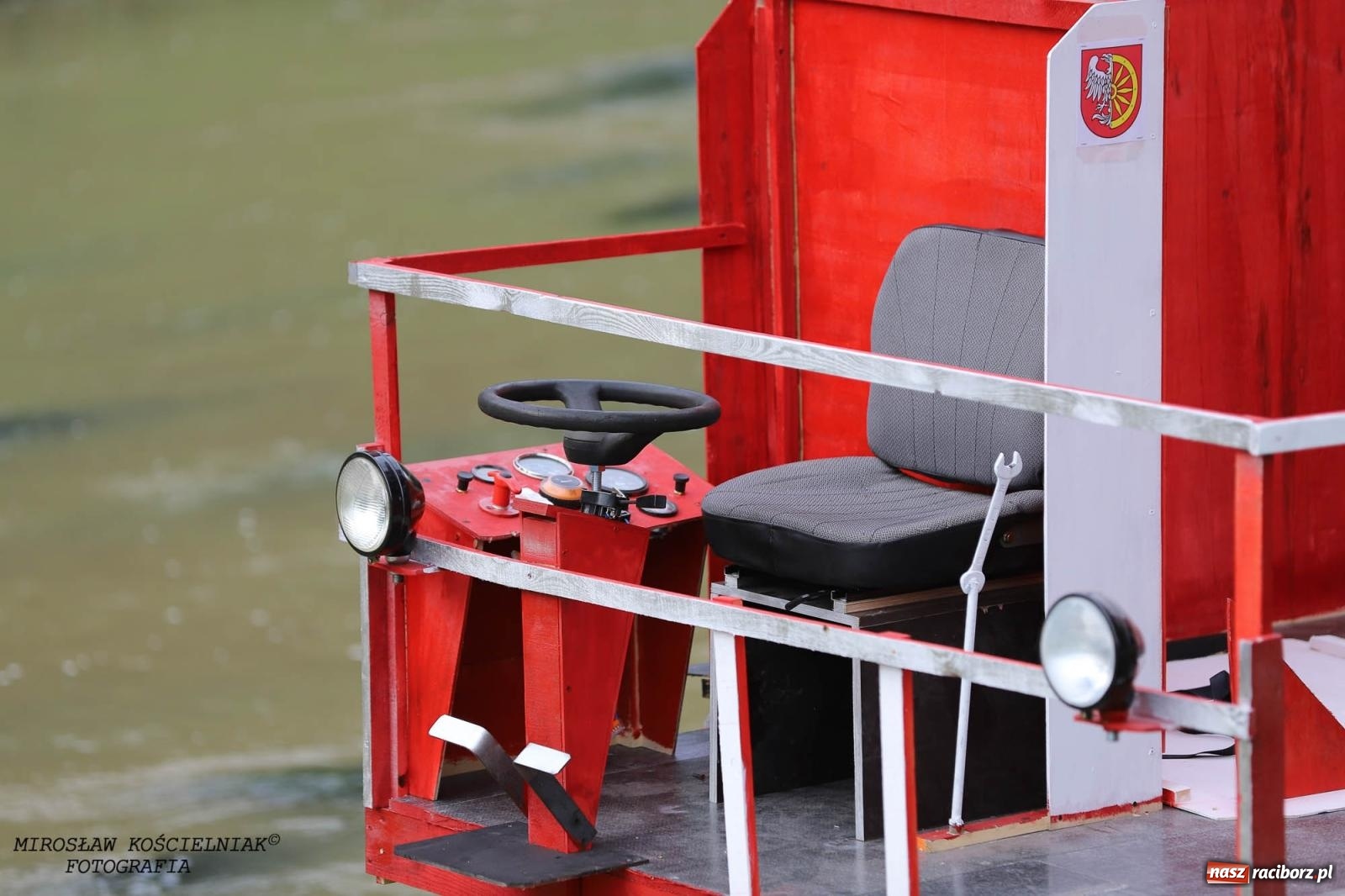 Zdjęcie w galerii na portalu naszraciborz.pl: W piątek na Odrze w Raciborzu zwodowano pierwsze jednostki wiadomości z regionu