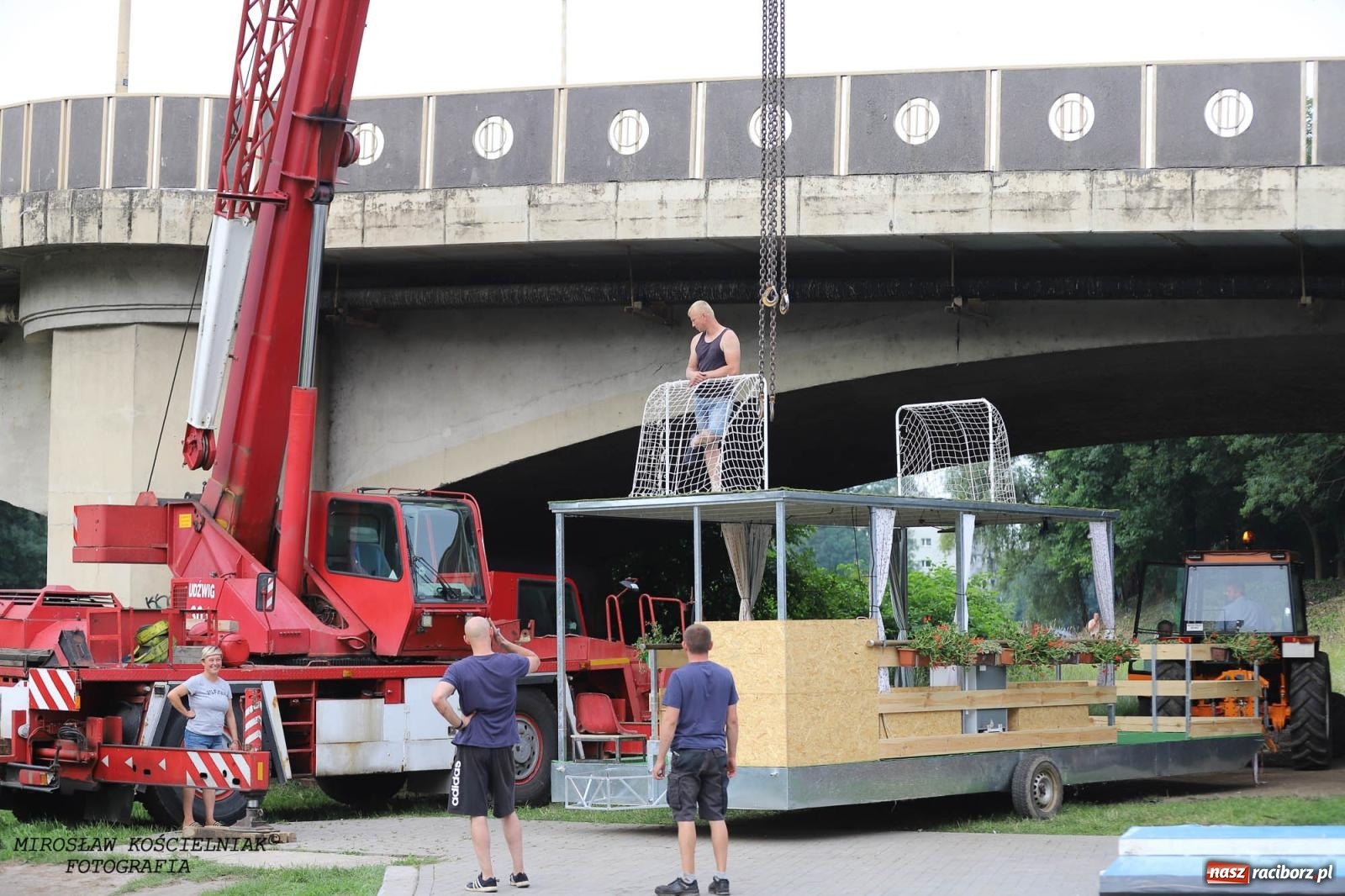 Zdjęcie w galerii na portalu naszraciborz.pl: W piątek na Odrze w Raciborzu zwodowano pierwsze jednostki wiadomości z regionu