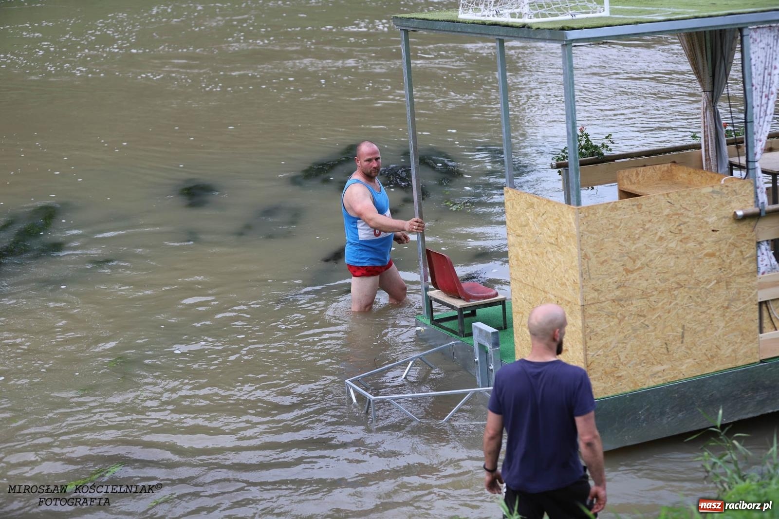 Zdjęcie w galerii na portalu naszraciborz.pl: W piątek na Odrze w Raciborzu zwodowano pierwsze jednostki wiadomości z regionu