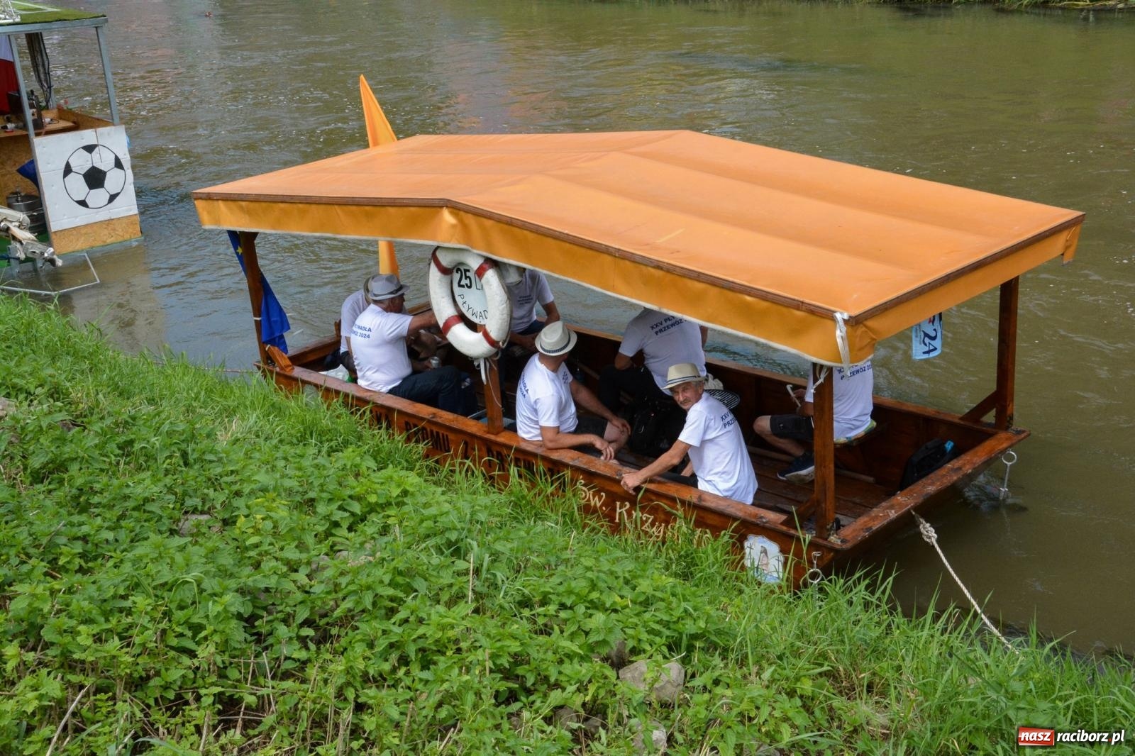 Zdjęcie w galerii na portalu naszraciborz.pl: Panny młode, Indianie i drużyna Shreka. 25. Pływadło w drodze do Koźla [FOTO i WIDEO] wiadomości z regionu