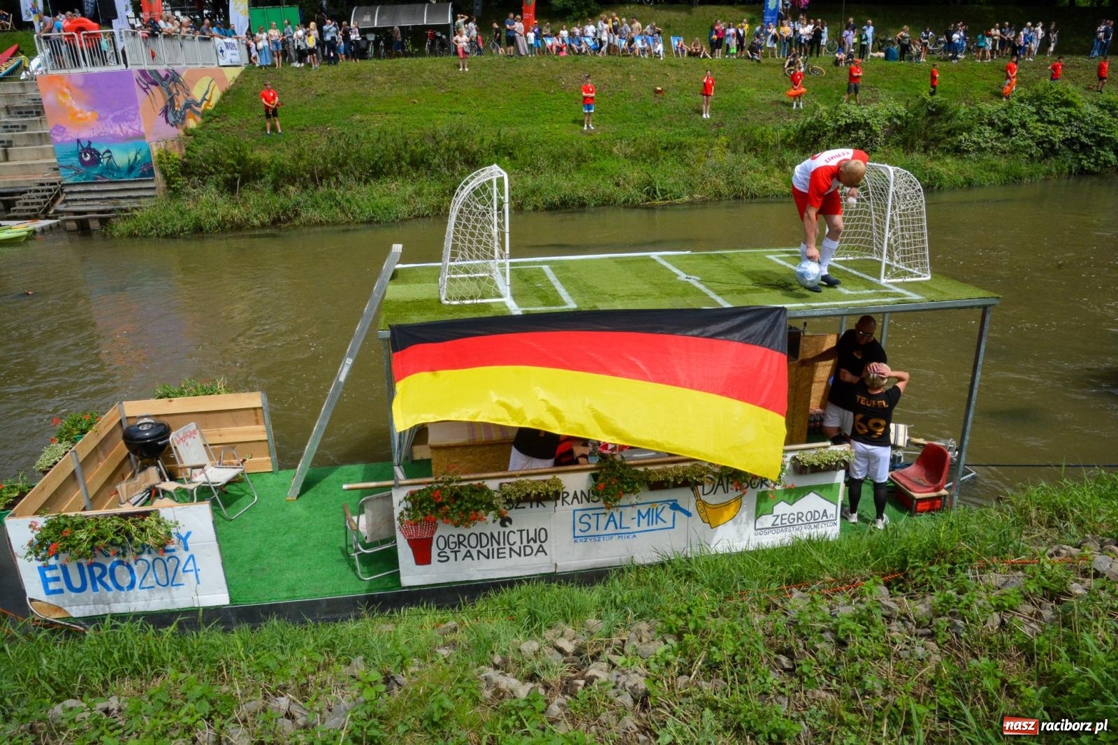 Zdjęcie w galerii na portalu naszraciborz.pl: Panny młode, Indianie i drużyna Shreka. 25. Pływadło w drodze do Koźla [FOTO i WIDEO] wiadomości z regionu