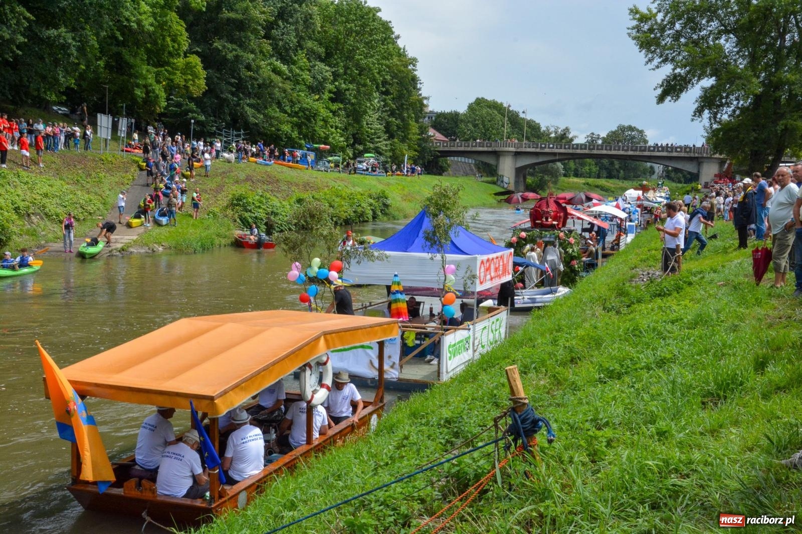Zdjęcie w galerii na portalu naszraciborz.pl: Panny młode, Indianie i drużyna Shreka. 25. Pływadło w drodze do Koźla [FOTO i WIDEO] wiadomości z regionu