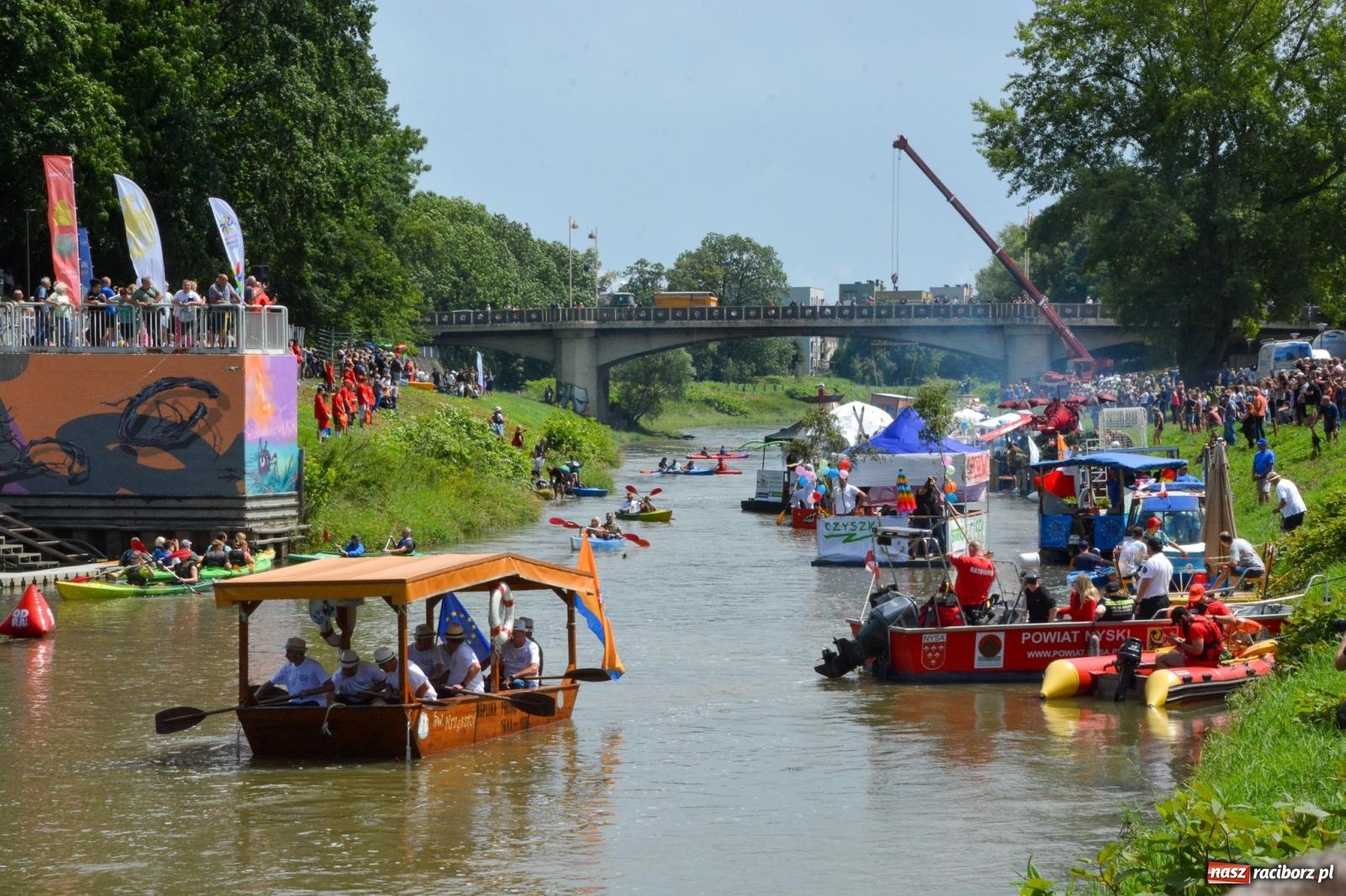 Zdjęcie w galerii na portalu naszraciborz.pl: Panny młode, Indianie i drużyna Shreka. 25. Pływadło w drodze do Koźla [FOTO i WIDEO] wiadomości z regionu