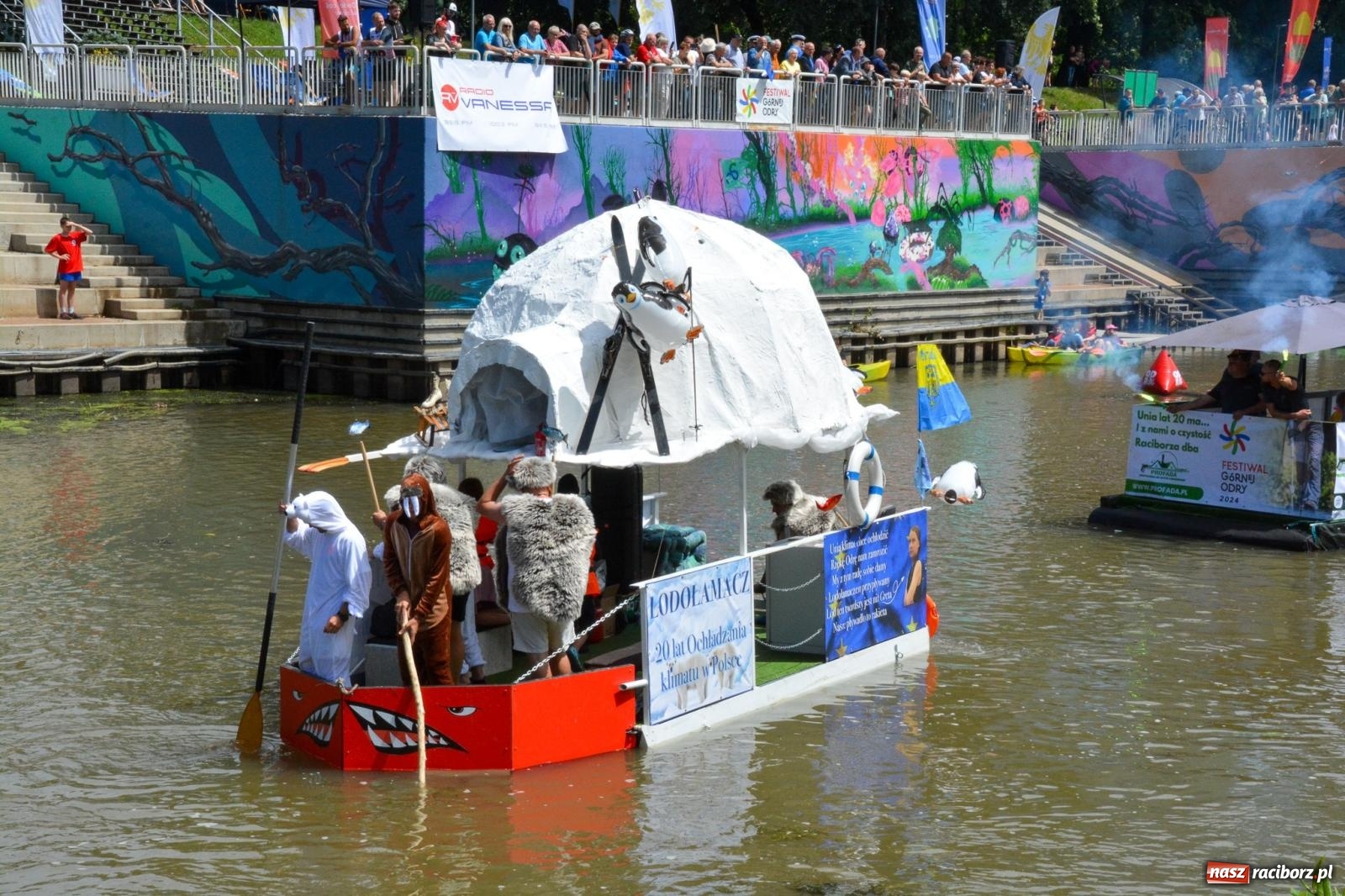 Zdjęcie w galerii na portalu naszraciborz.pl: Panny młode, Indianie i drużyna Shreka. 25. Pływadło w drodze do Koźla [FOTO i WIDEO] wiadomości z regionu
